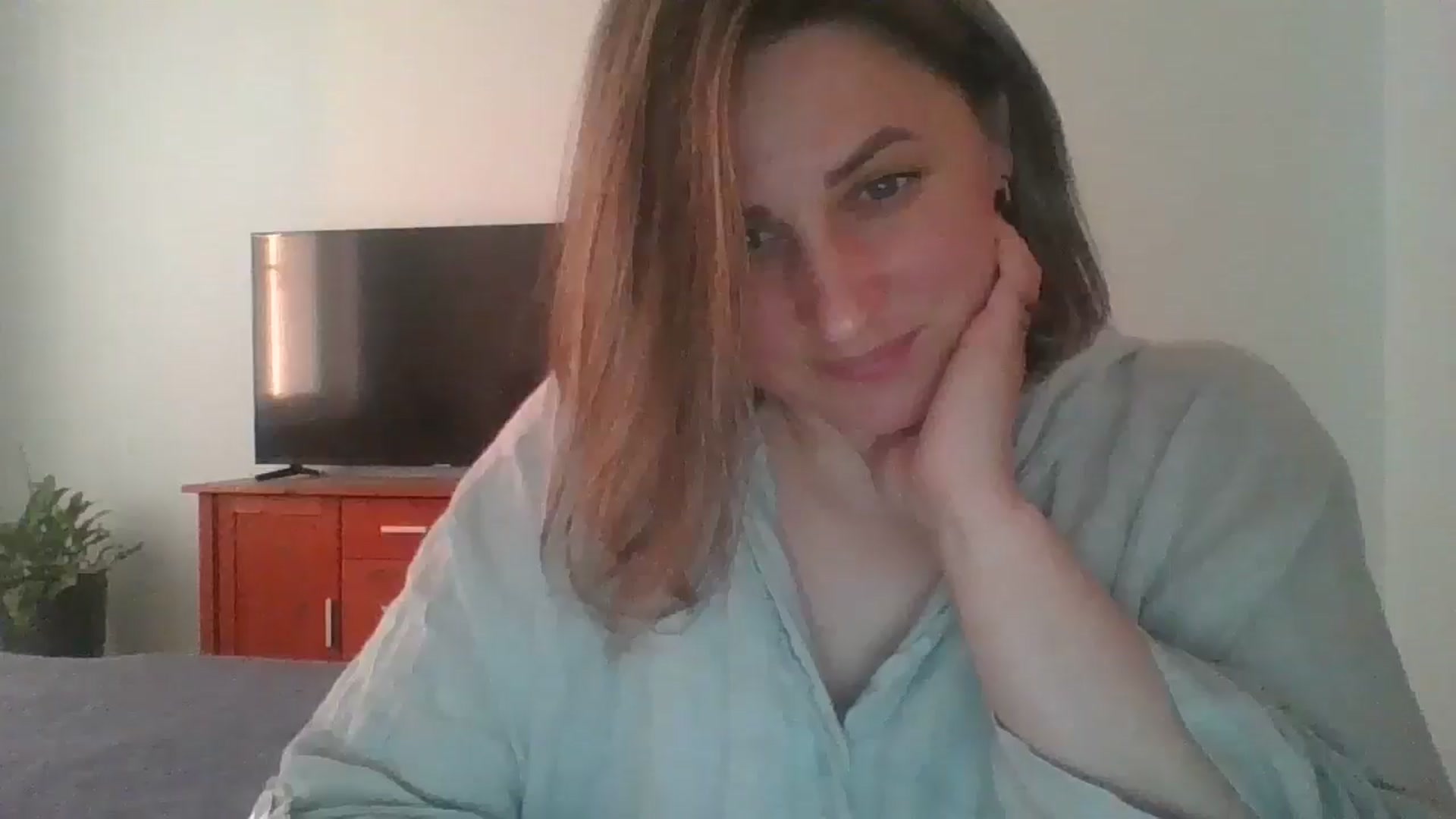 Gallery image thumbnail from Krissy_Lace's myfreecams stream on, 04/21/2026, 16:45 image 14 of 20