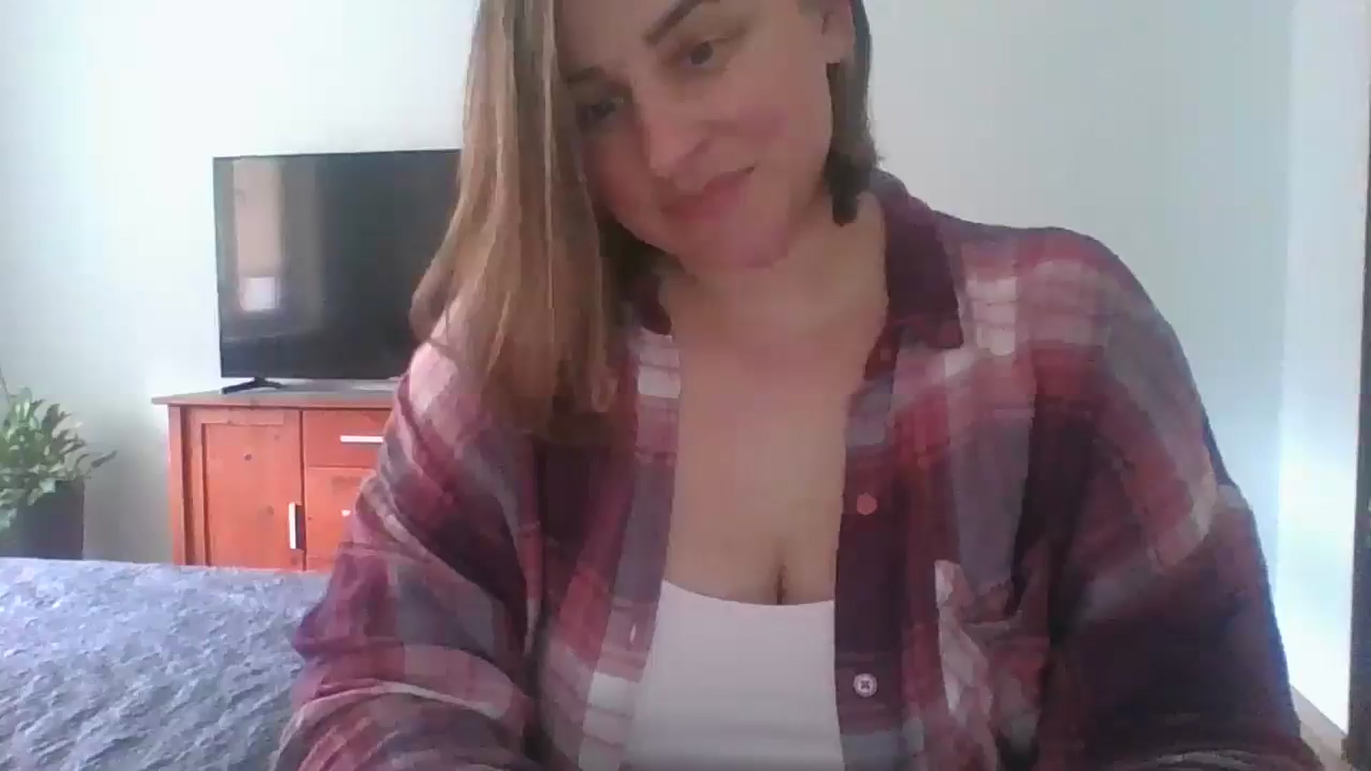 Gallery image thumbnail from Krissy_Lace's myfreecams stream on, 04/22/2026, 12:02 image 4 of 20