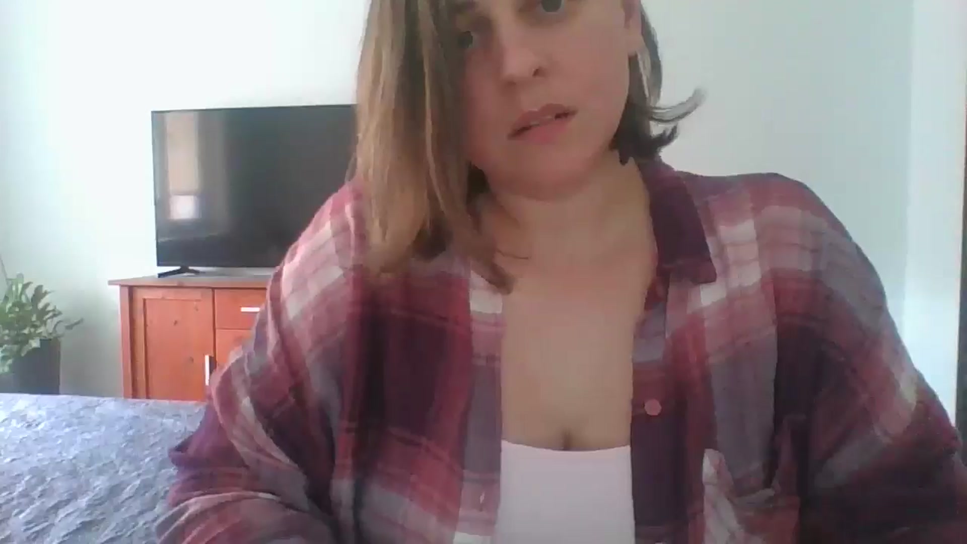 Gallery image thumbnail from Krissy_Lace's myfreecams stream on, 04/22/2026, 12:02 image 19 of 20