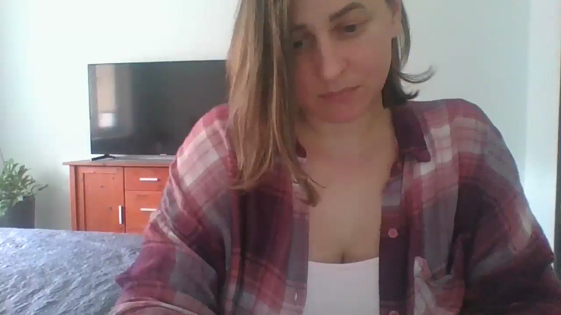 Gallery image thumbnail from Krissy_Lace's myfreecams stream on, 04/22/2026, 12:02 image 18 of 20