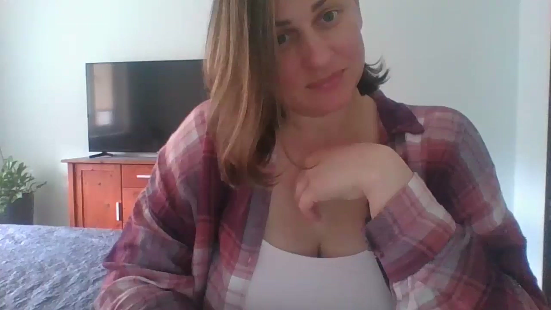 Gallery image thumbnail from Krissy_Lace's myfreecams stream on, 04/22/2026, 12:02 image 1 of 20