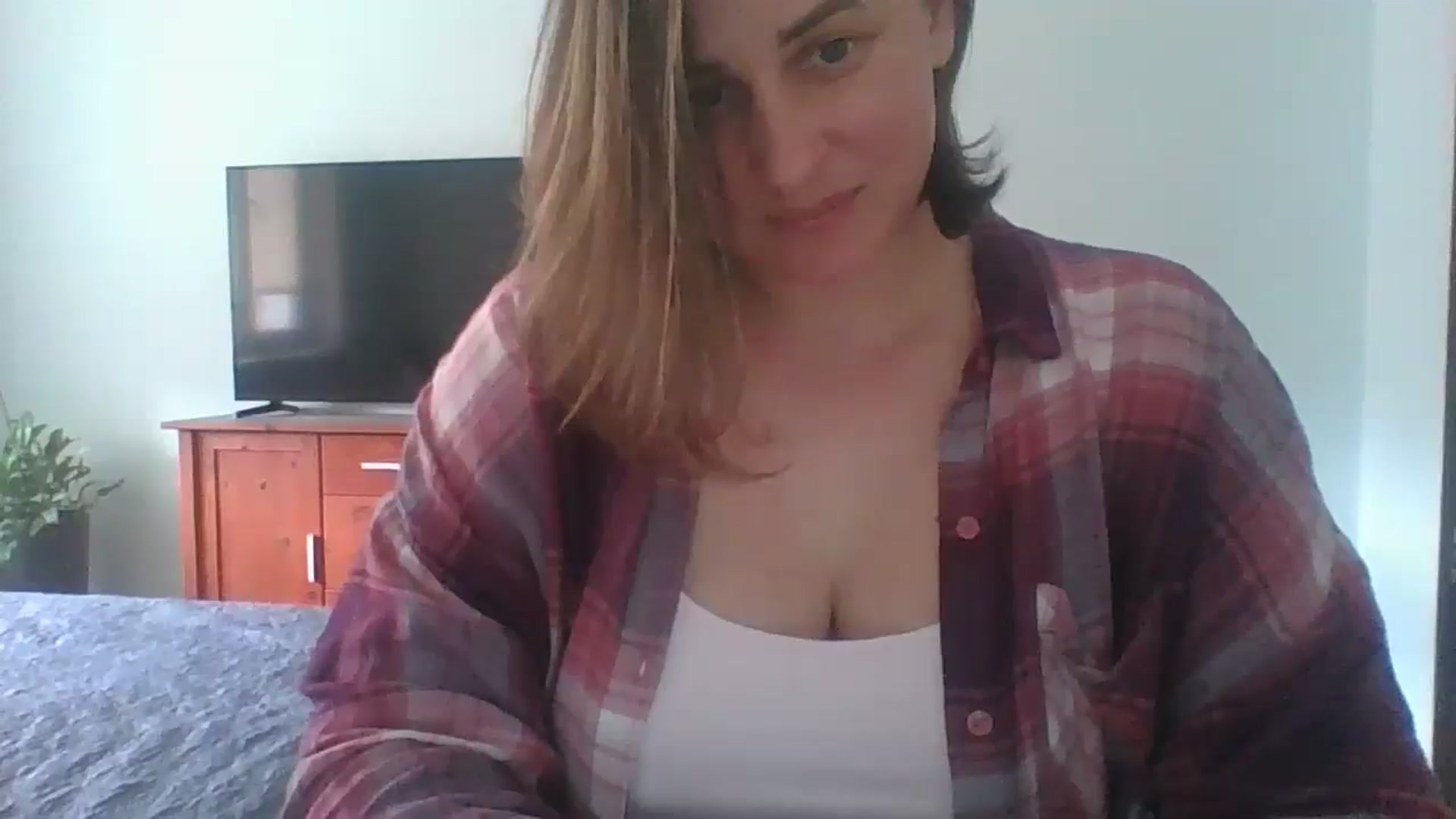 Gallery image thumbnail from Krissy_Lace's myfreecams stream on, 04/22/2026, 12:02 image 3 of 20