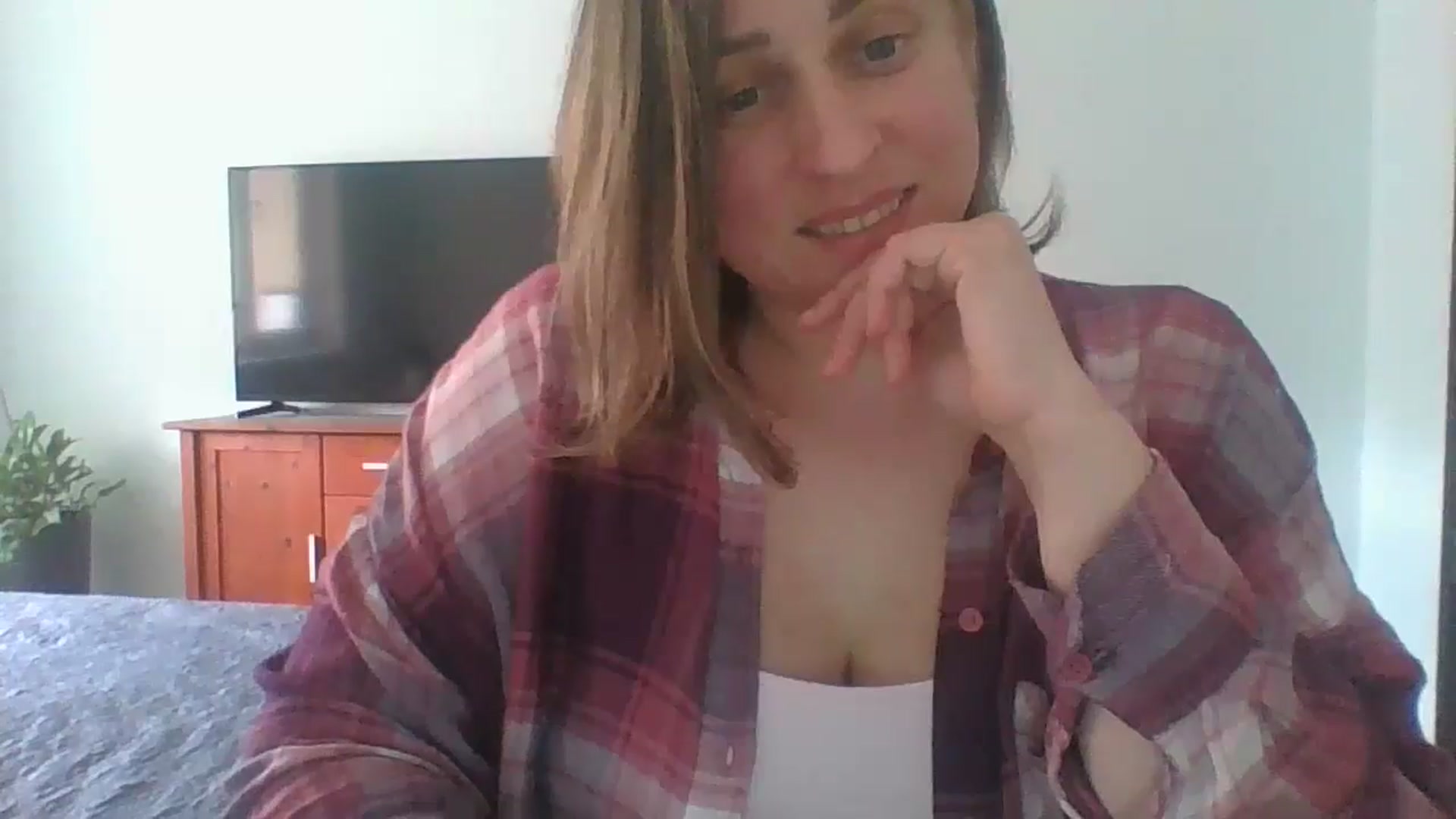 Gallery image thumbnail from Krissy_Lace's myfreecams stream on, 04/22/2026, 12:02 image 16 of 20