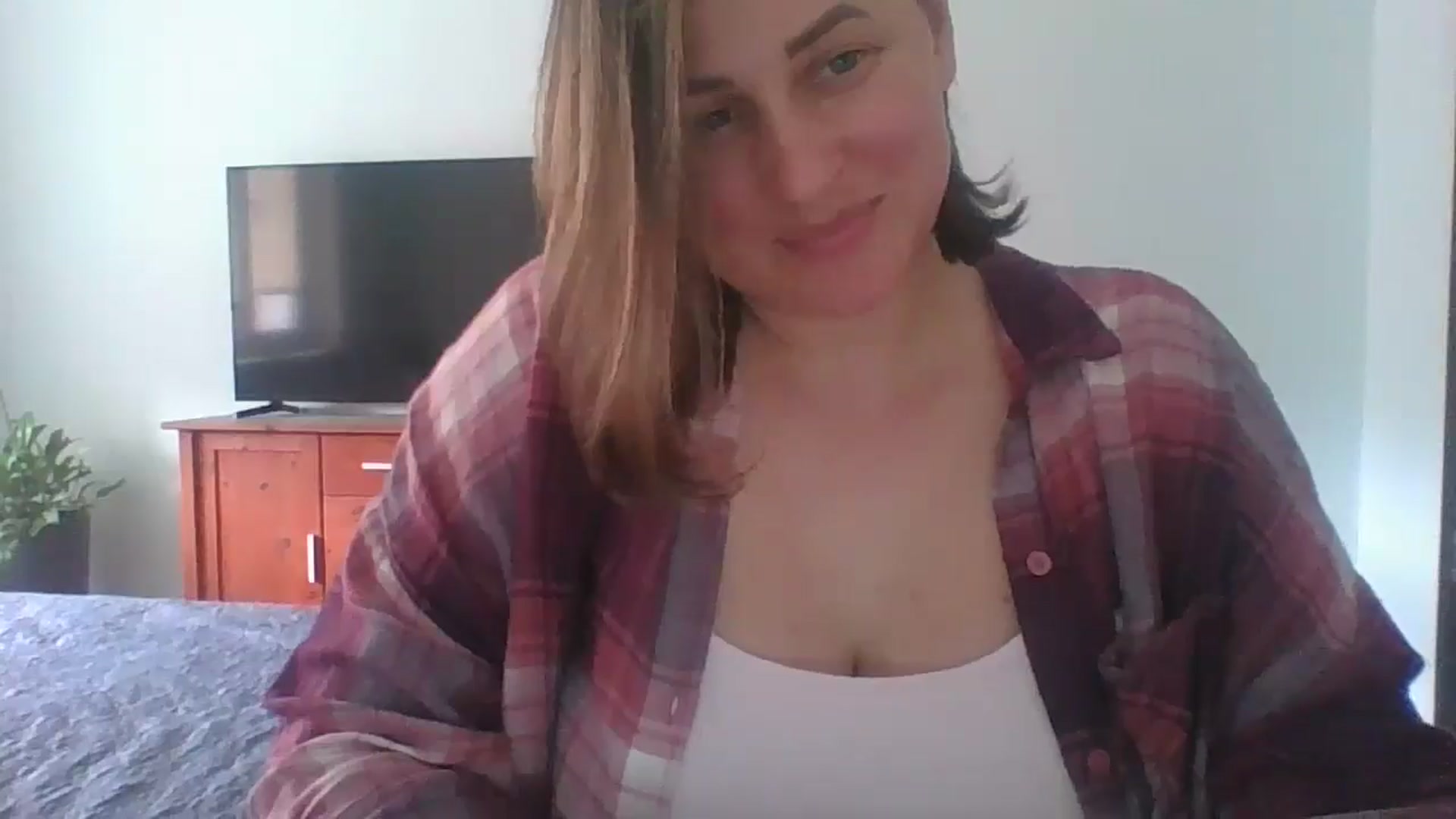 Gallery image thumbnail from Krissy_Lace's myfreecams stream on, 04/22/2026, 12:02 image 2 of 20