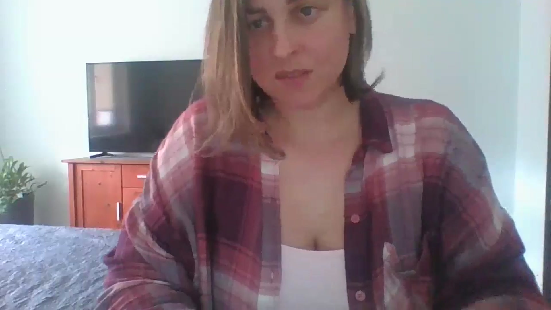 Gallery image thumbnail from Krissy_Lace's myfreecams stream on, 04/22/2026, 12:02 image 14 of 20