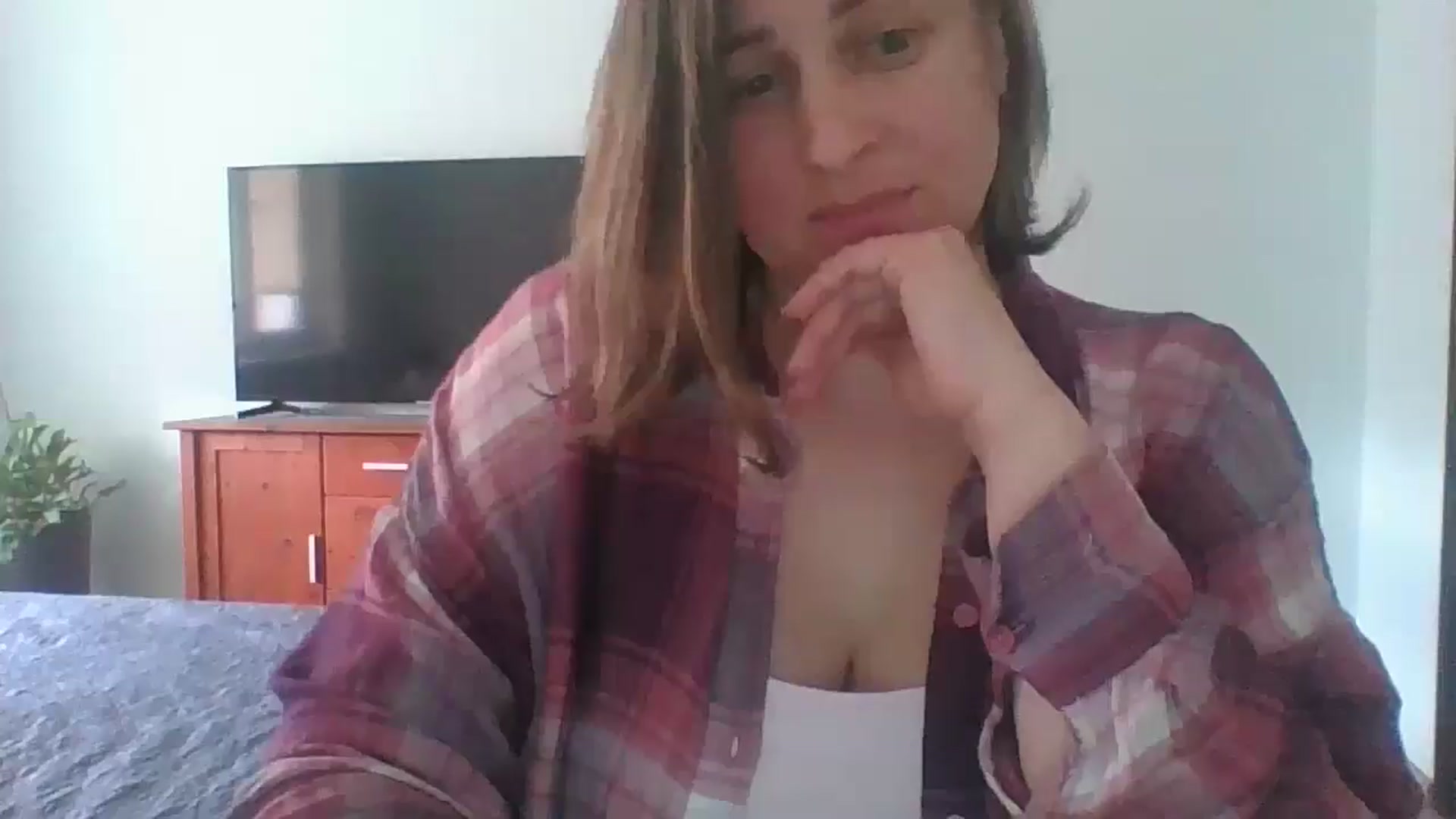 Gallery image thumbnail from Krissy_Lace's myfreecams stream on, 04/22/2026, 12:02 image 15 of 20