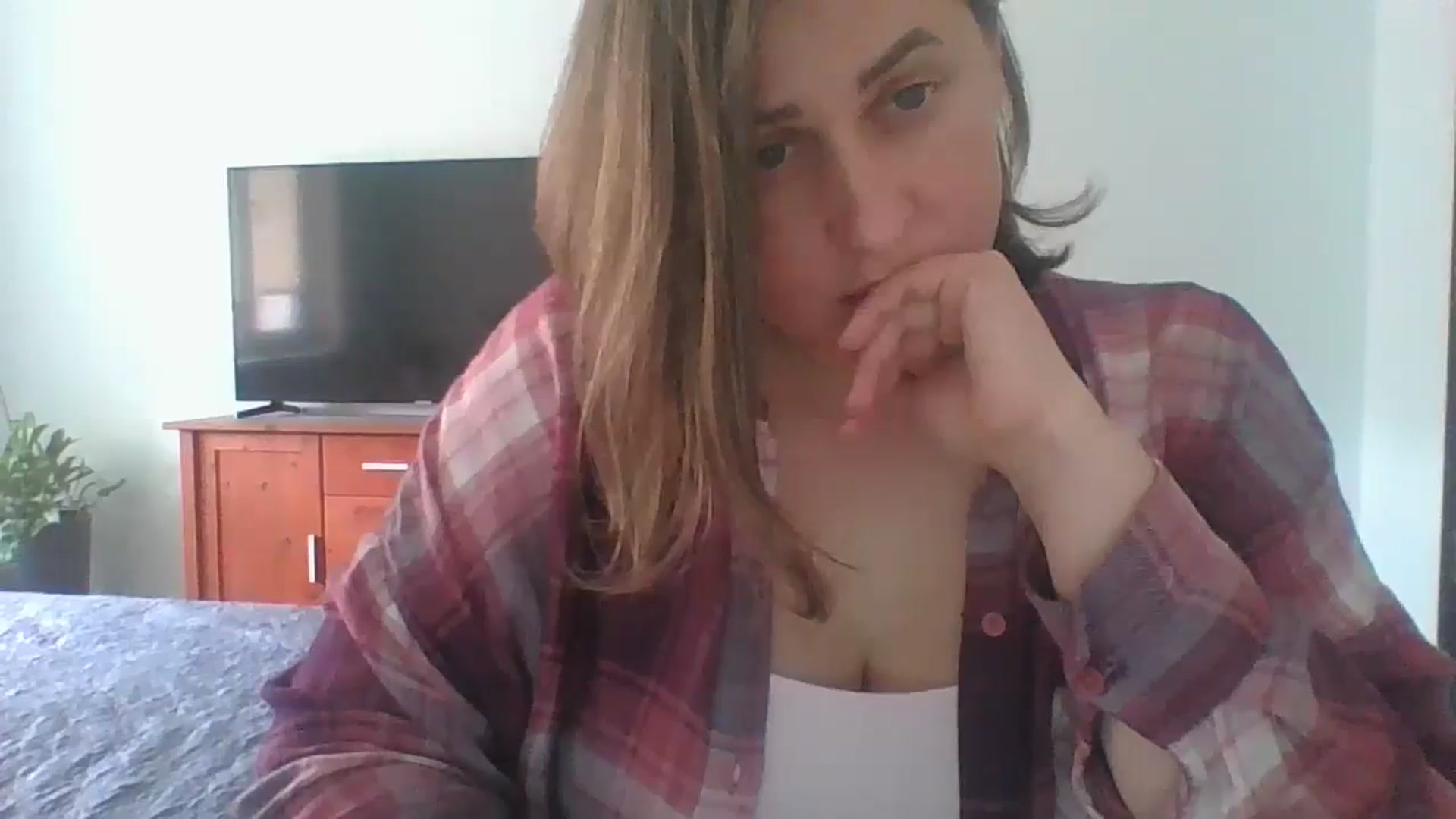 Gallery image thumbnail from Krissy_Lace's myfreecams stream on, 04/22/2026, 12:02 image 20 of 20
