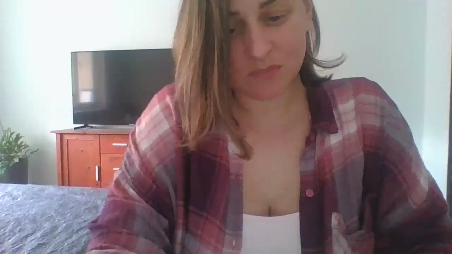 Gallery image thumbnail from Krissy_Lace's myfreecams stream on, 04/22/2026, 12:02 image 17 of 20