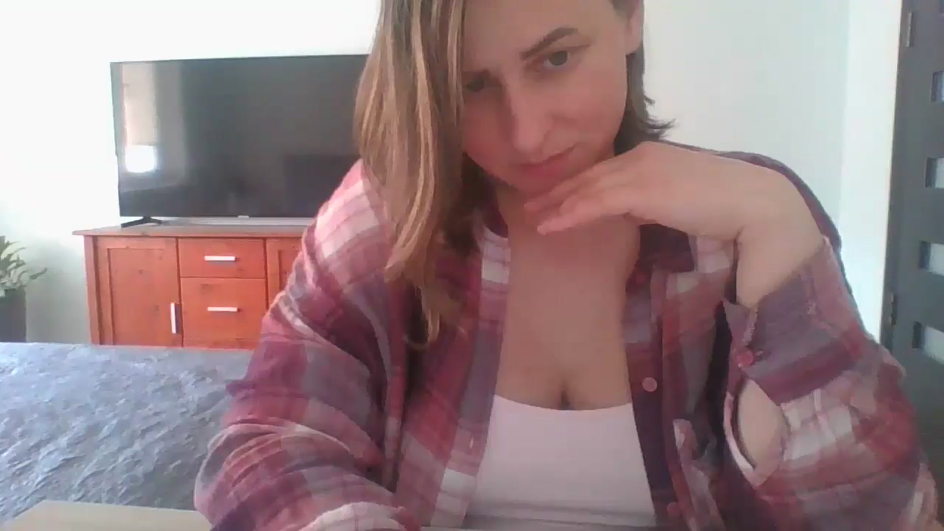 Gallery image thumbnail from Krissy_Lace's myfreecams stream on, 04/22/2026, 13:12 image 2 of 20