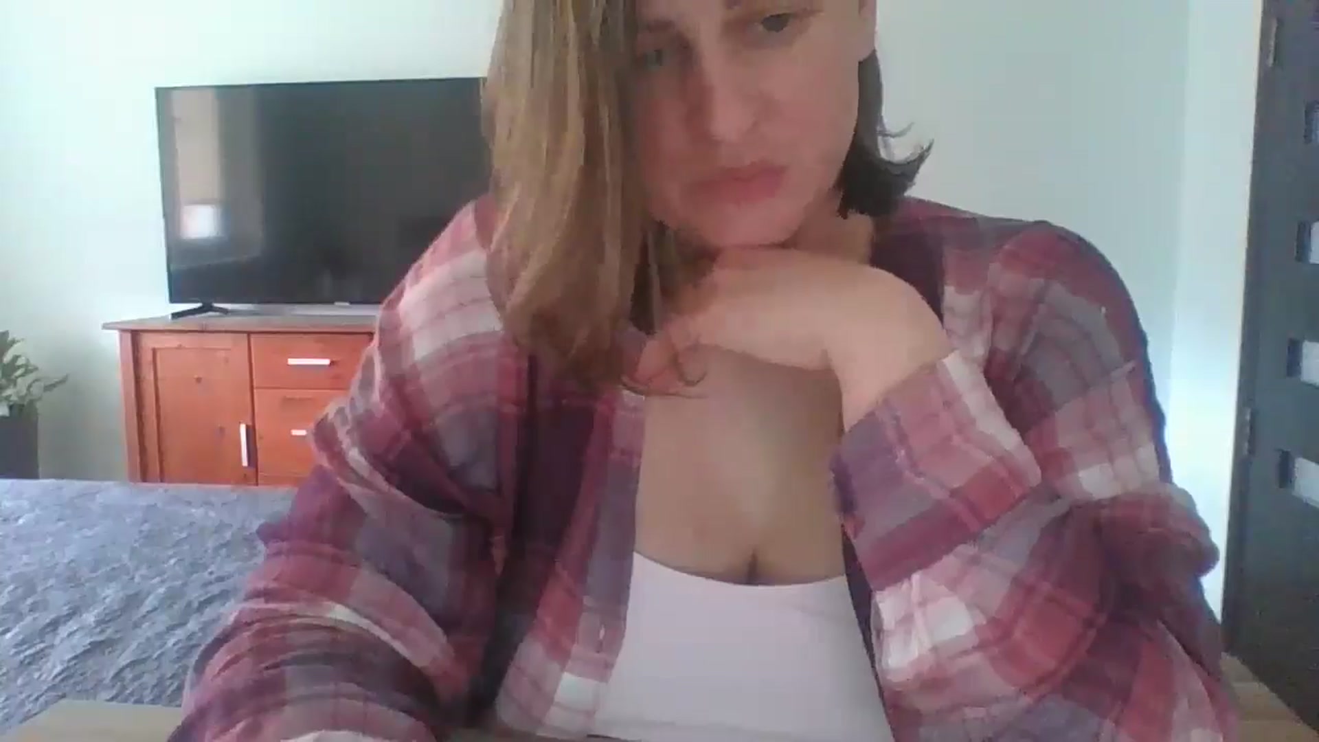 Gallery image thumbnail from Krissy_Lace's myfreecams stream on, 04/22/2026, 13:12 image 18 of 20