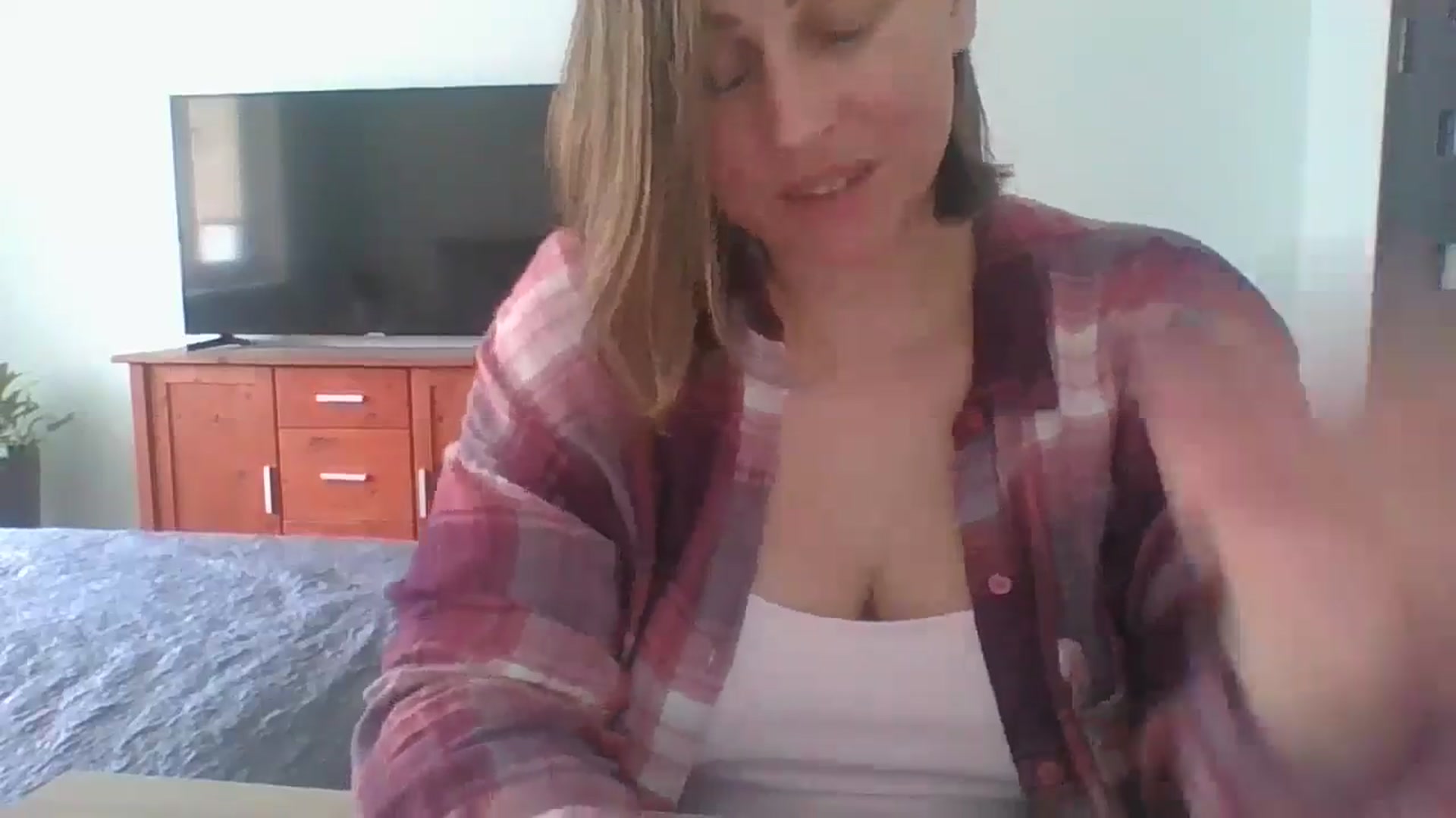 Gallery image thumbnail from Krissy_Lace's myfreecams stream on, 04/22/2026, 13:12 image 5 of 20