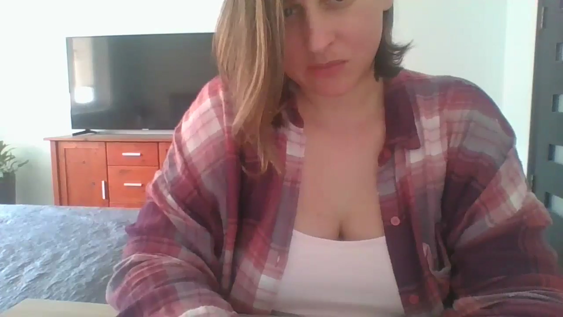 Gallery image thumbnail from Krissy_Lace's myfreecams stream on, 04/22/2026, 13:12 image 3 of 20