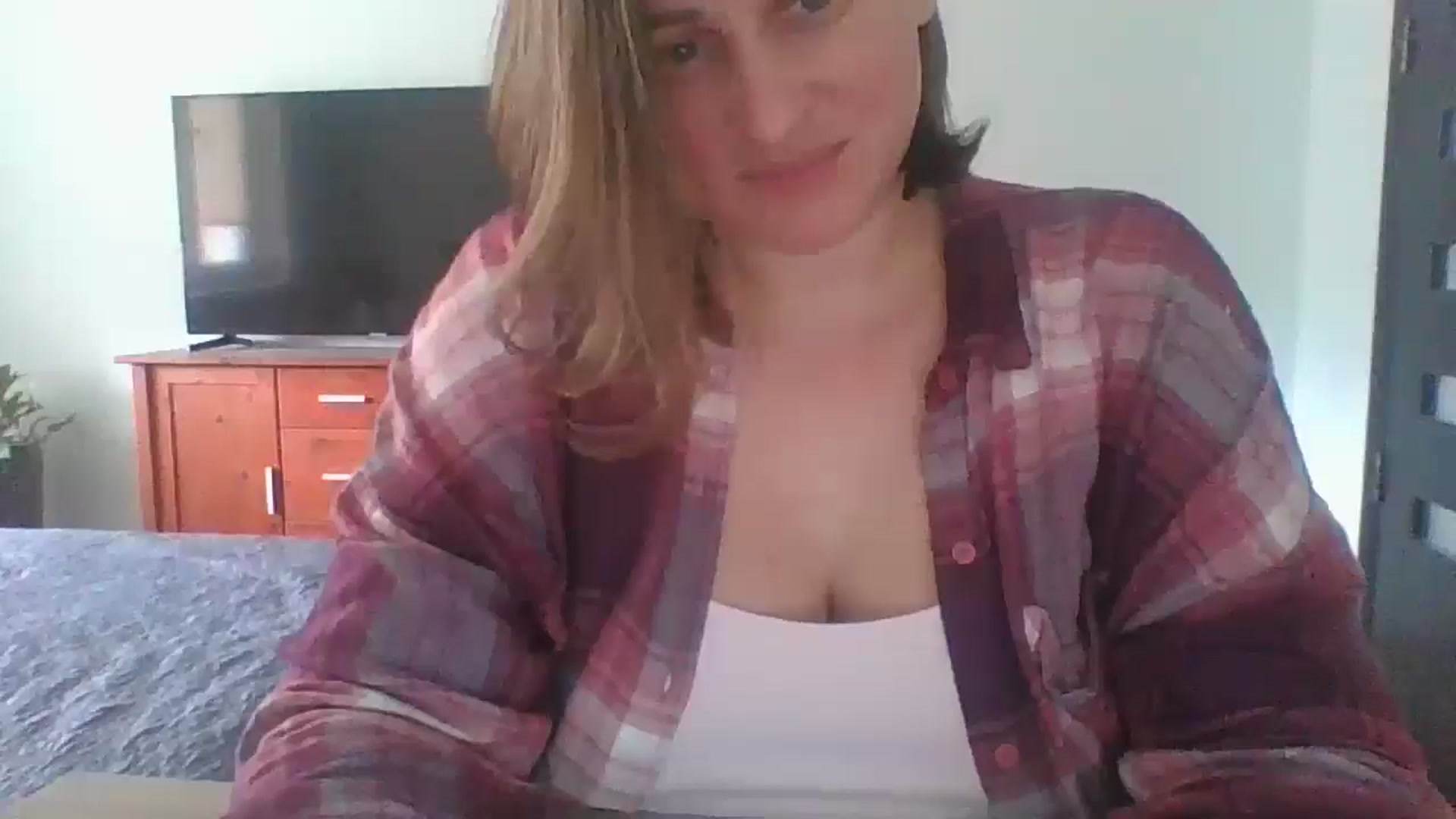 Gallery image thumbnail from Krissy_Lace's myfreecams stream on, 04/22/2026, 13:12 image 14 of 20