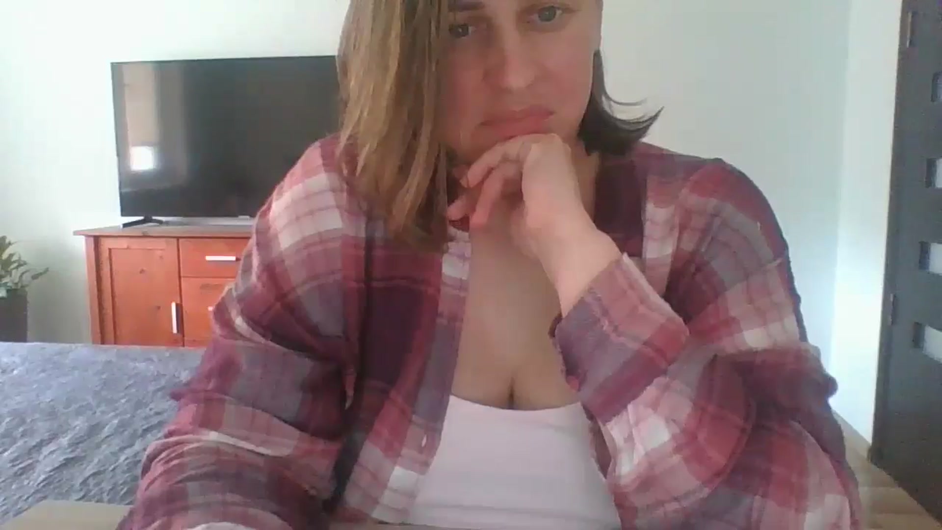 Gallery image thumbnail from Krissy_Lace's myfreecams stream on, 04/22/2026, 13:12 image 17 of 20