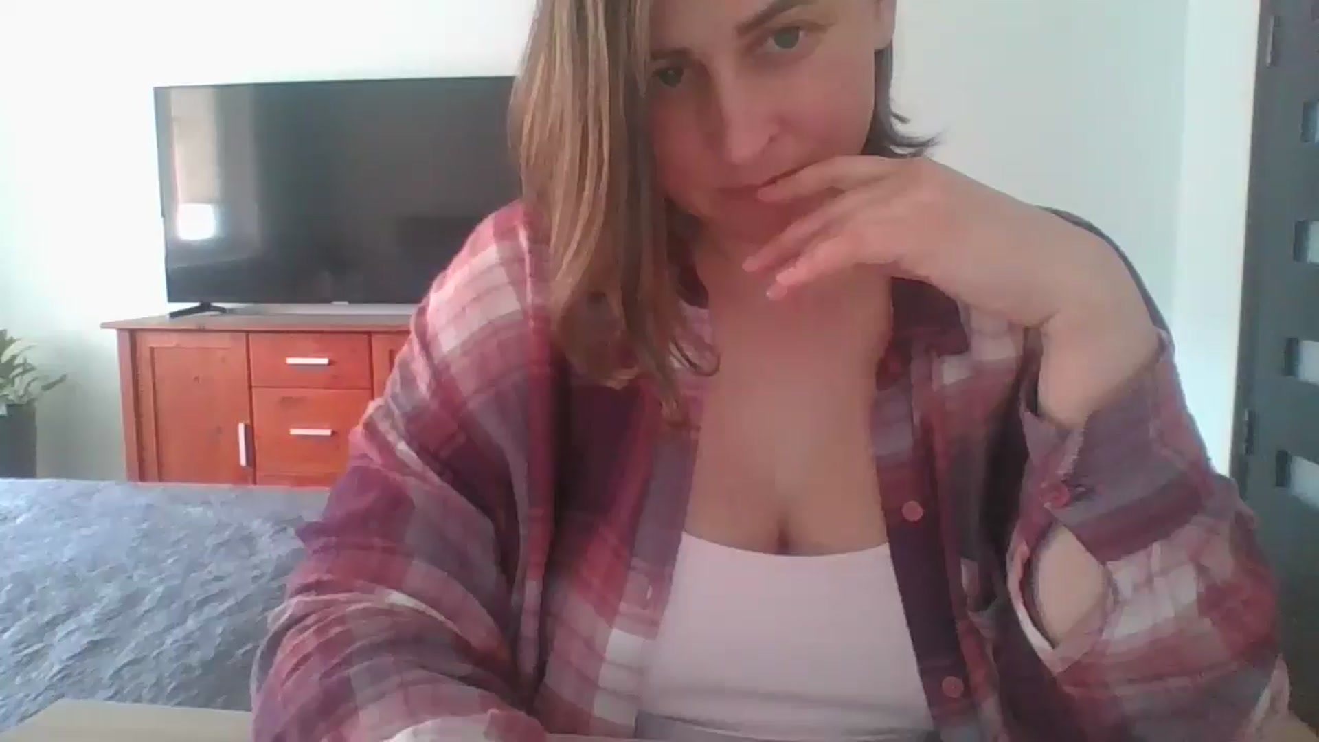 Gallery image thumbnail from Krissy_Lace's myfreecams stream on, 04/22/2026, 13:12 image 1 of 20