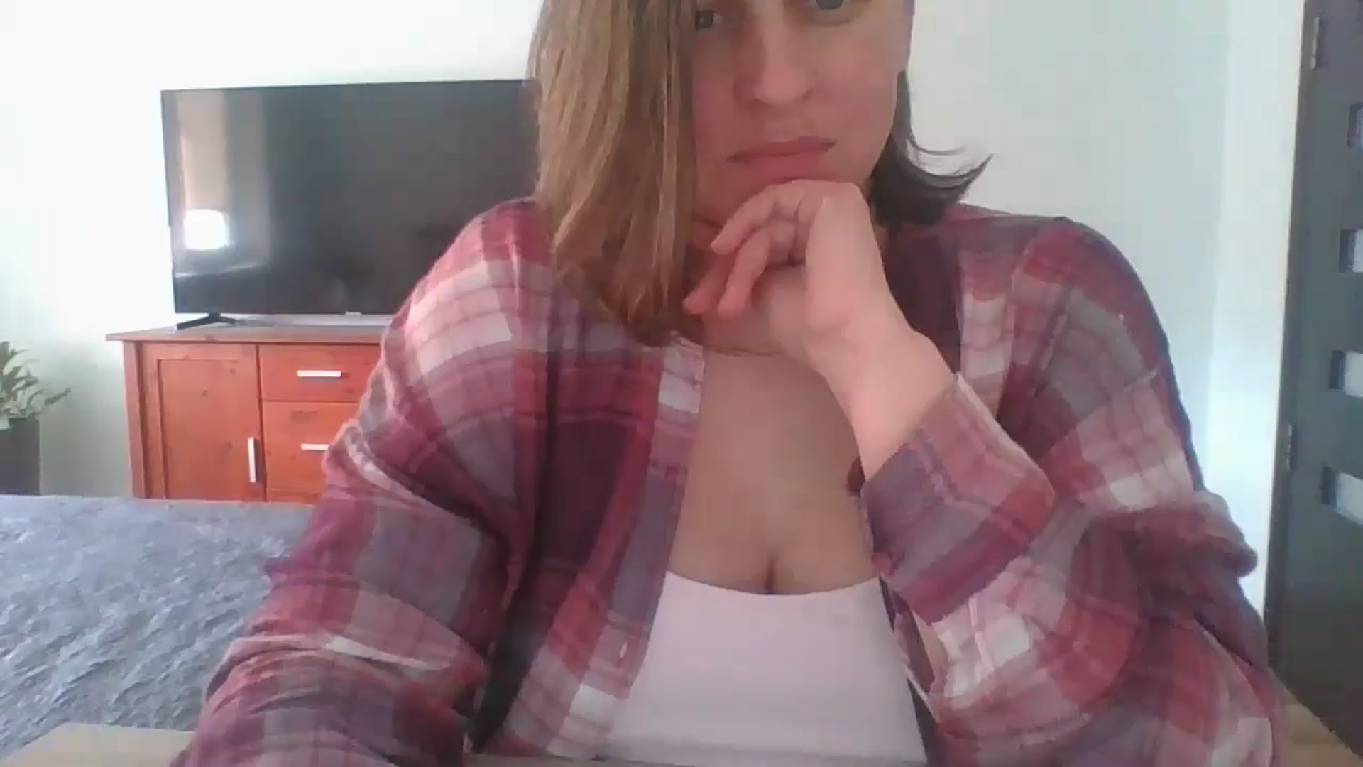 Gallery image thumbnail from Krissy_Lace's myfreecams stream on, 04/22/2026, 13:12 image 19 of 20