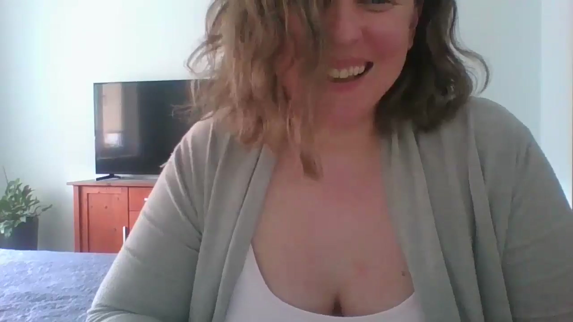 Gallery image thumbnail from Krissy_Lace's myfreecams stream on, 04/25/2026, 13:40 image 3 of 20
