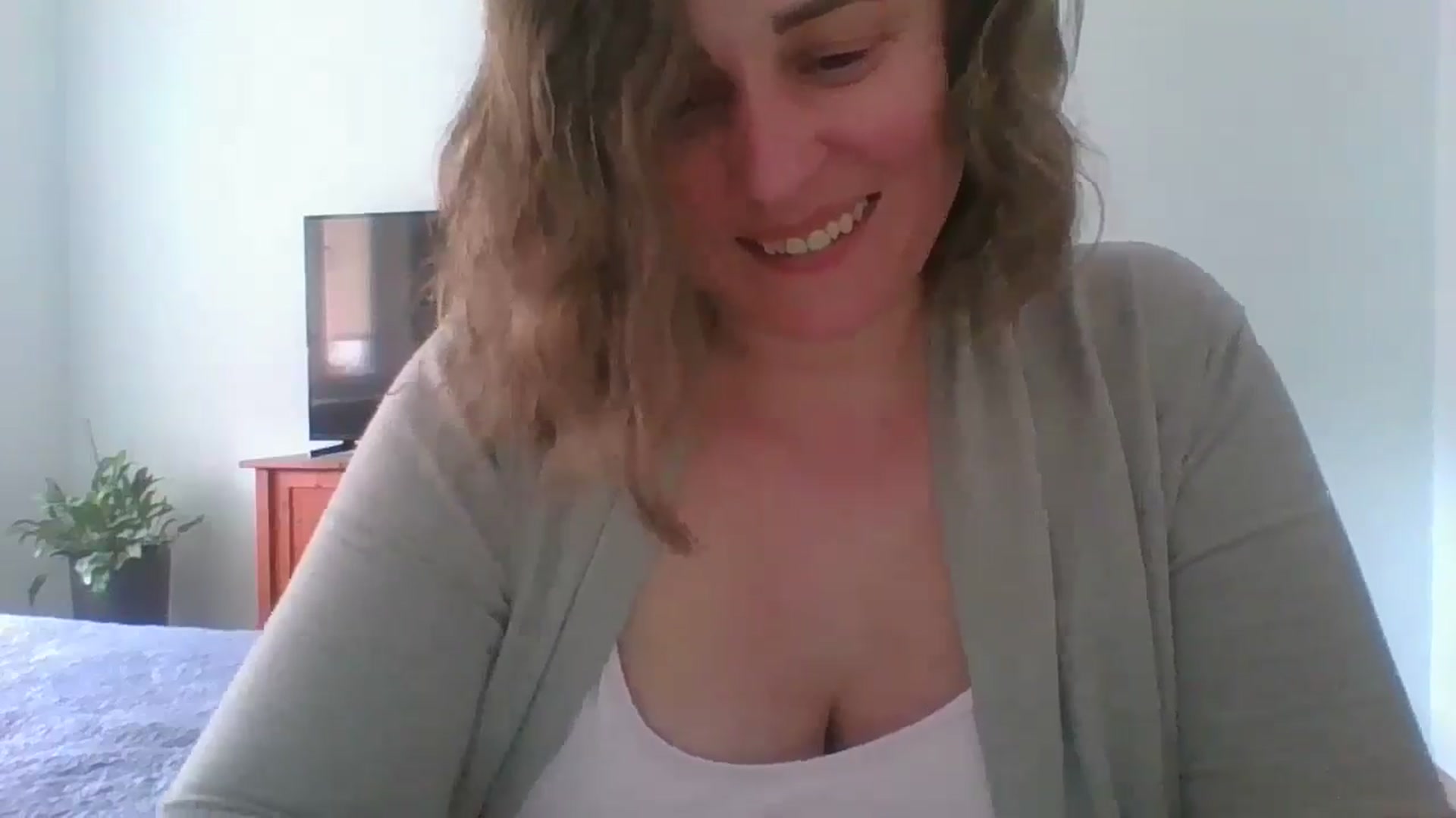 Gallery image thumbnail from Krissy_Lace's myfreecams stream on, 04/25/2026, 13:40 image 14 of 20