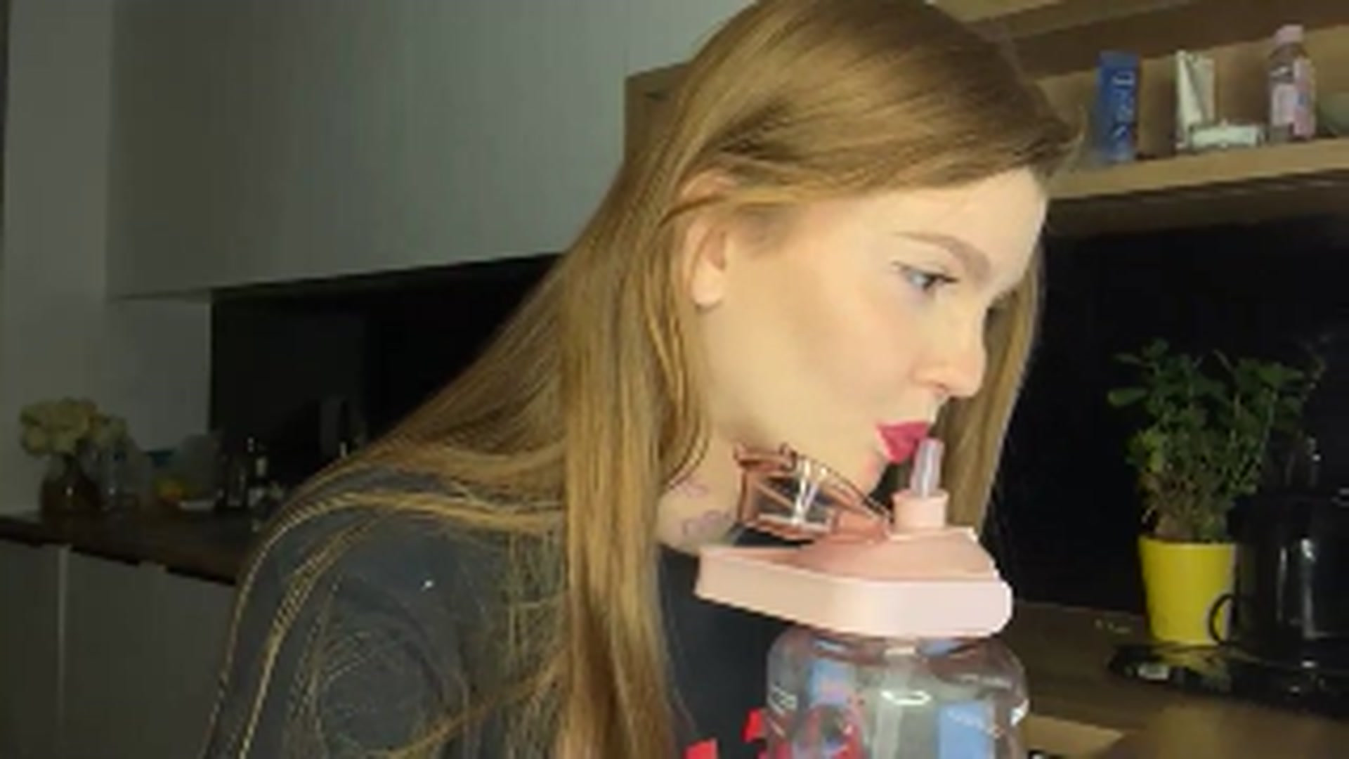 Gallery image thumbnail from KristalWynn's myfreecams stream on, 10/13/2024, 23:03 image 15 of 20