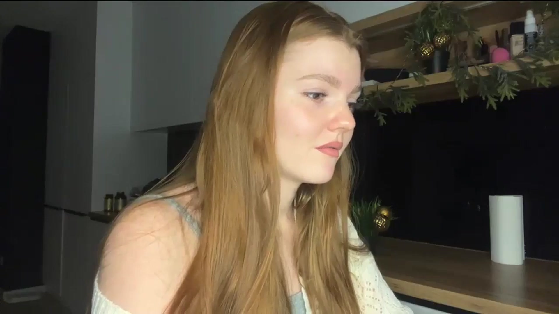 Gallery image thumbnail from KristalWynn's myfreecams stream on, 12/27/2024, 19:44 image 17 of 20