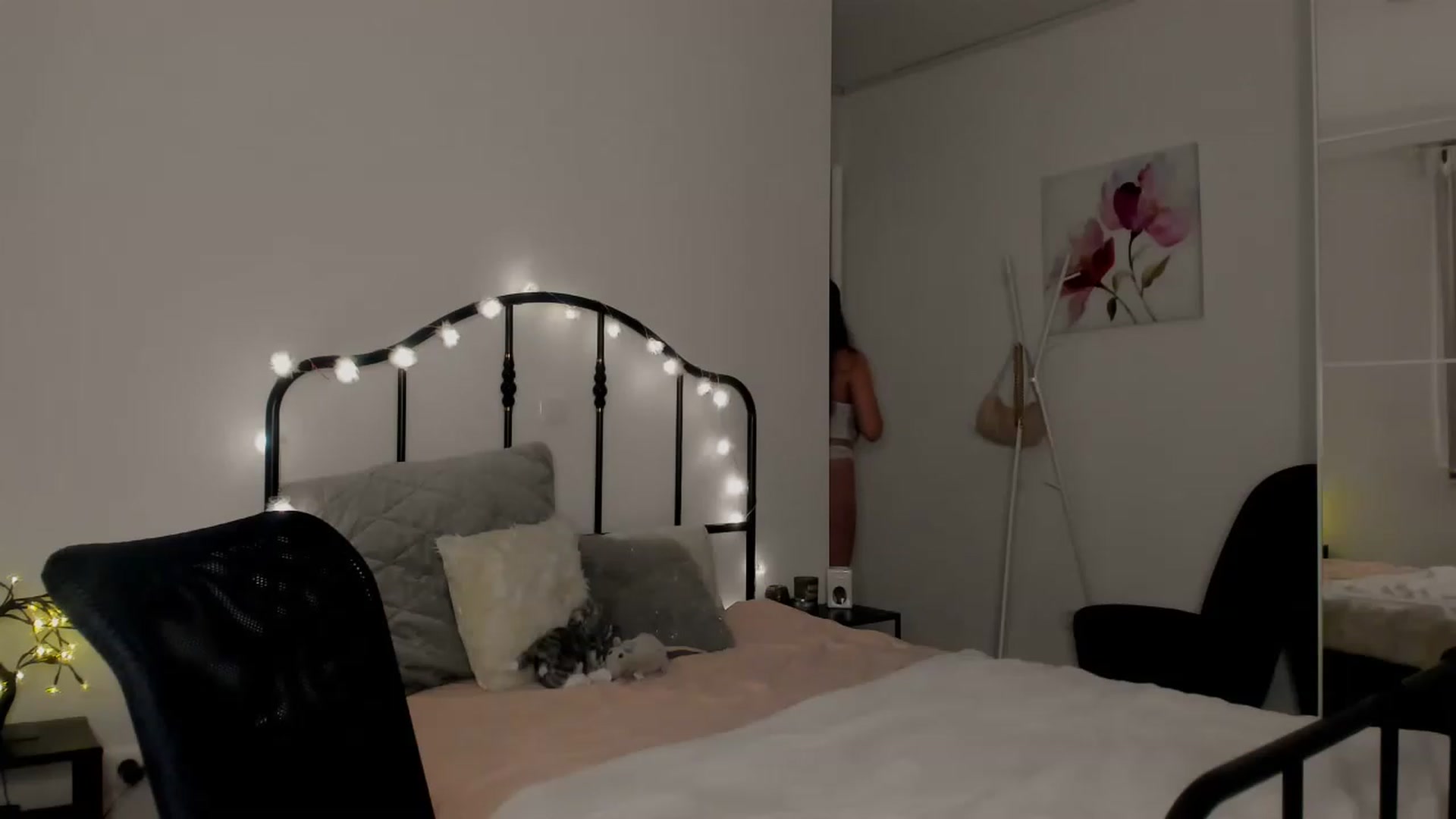 Gallery image thumbnail from Kristallmii's myfreecams stream on, 12/29/2022, 18:18 image 13 of 20