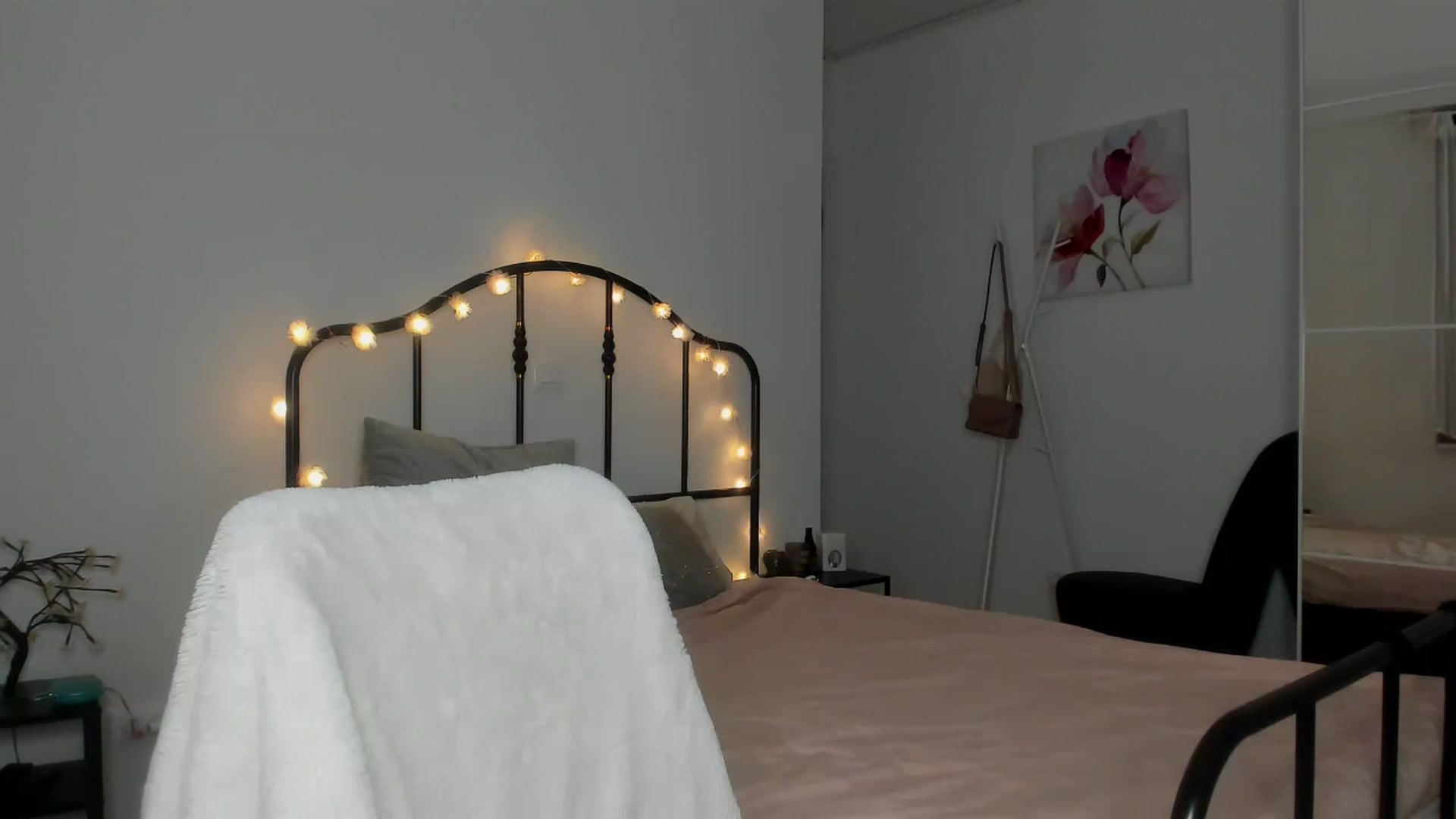 Gallery image thumbnail from Kristallmii's myfreecams stream on, 01/16/2023, 22:53 image 7 of 20