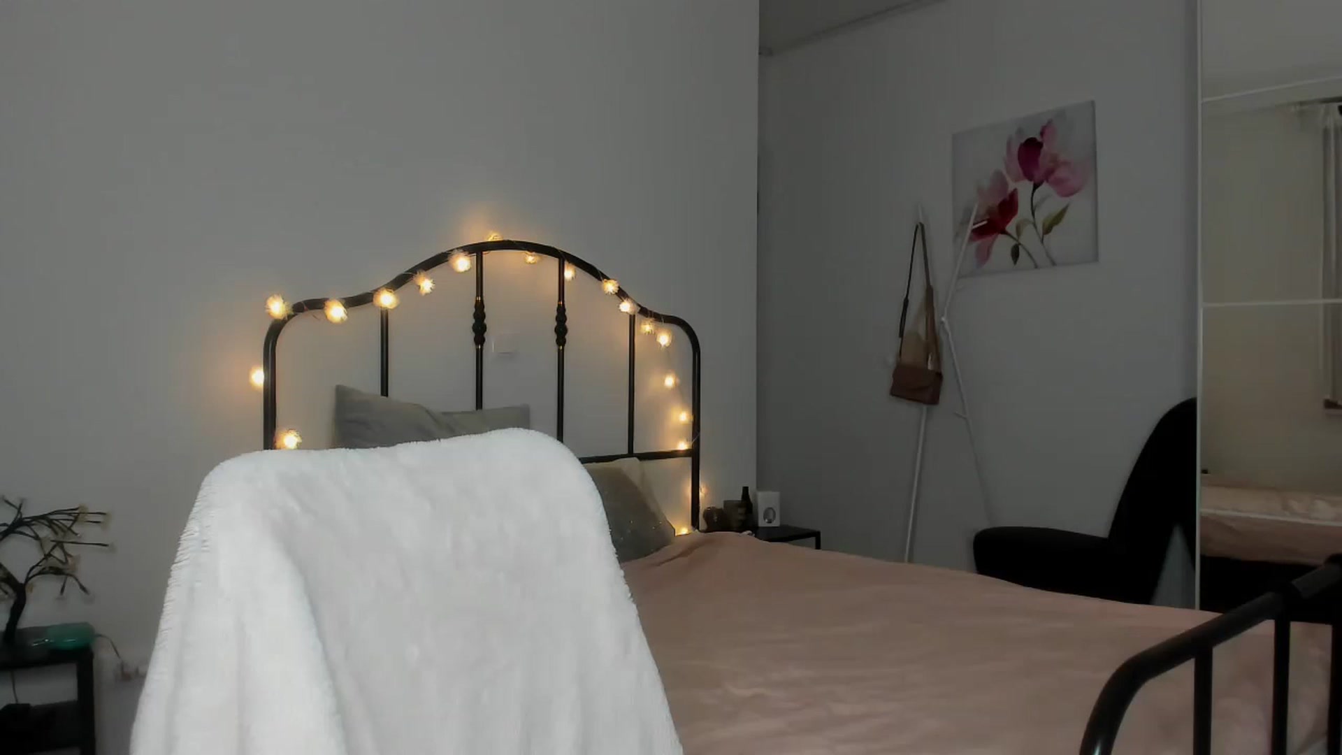 Gallery image thumbnail from Kristallmii's myfreecams stream on, 01/16/2023, 22:53 image 5 of 20