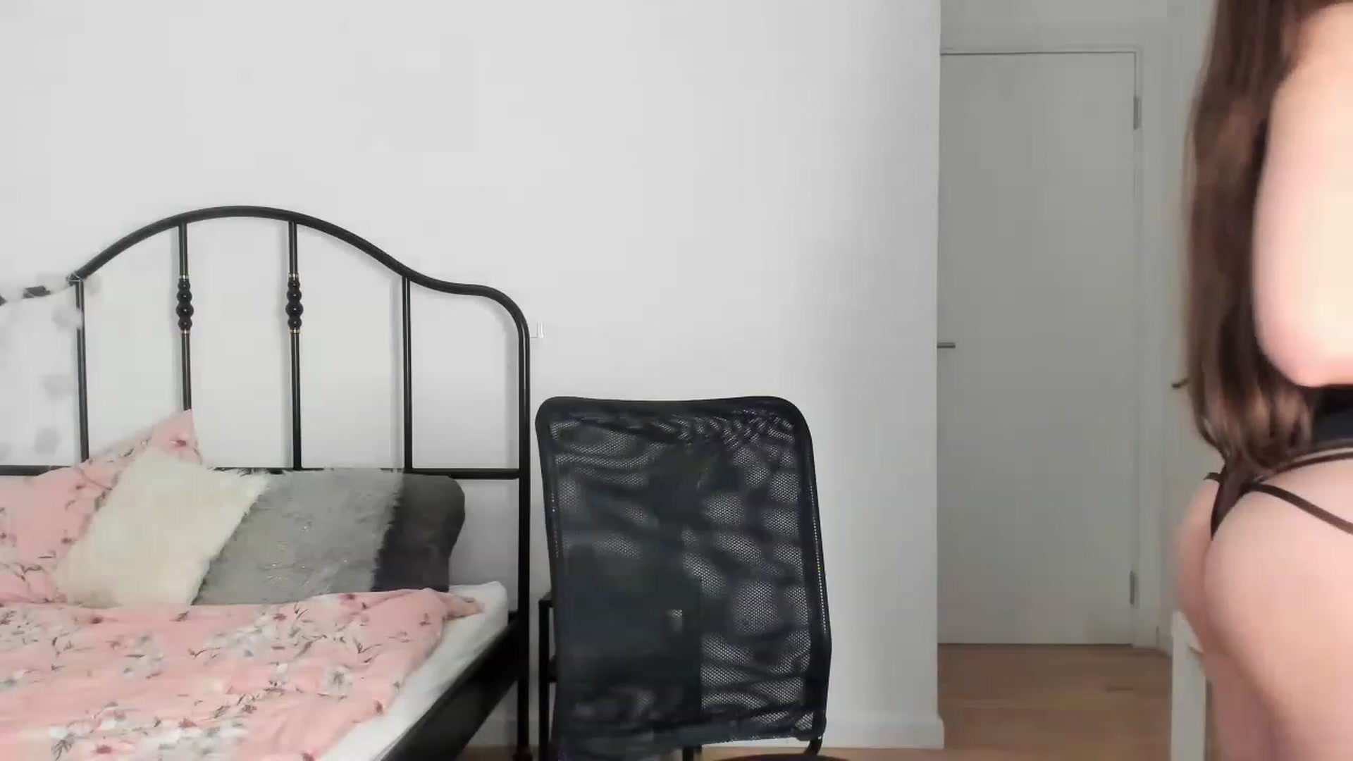 Gallery image thumbnail from Kristallmii's myfreecams stream on, 05/23/2023, 19:41 image 19 of 20