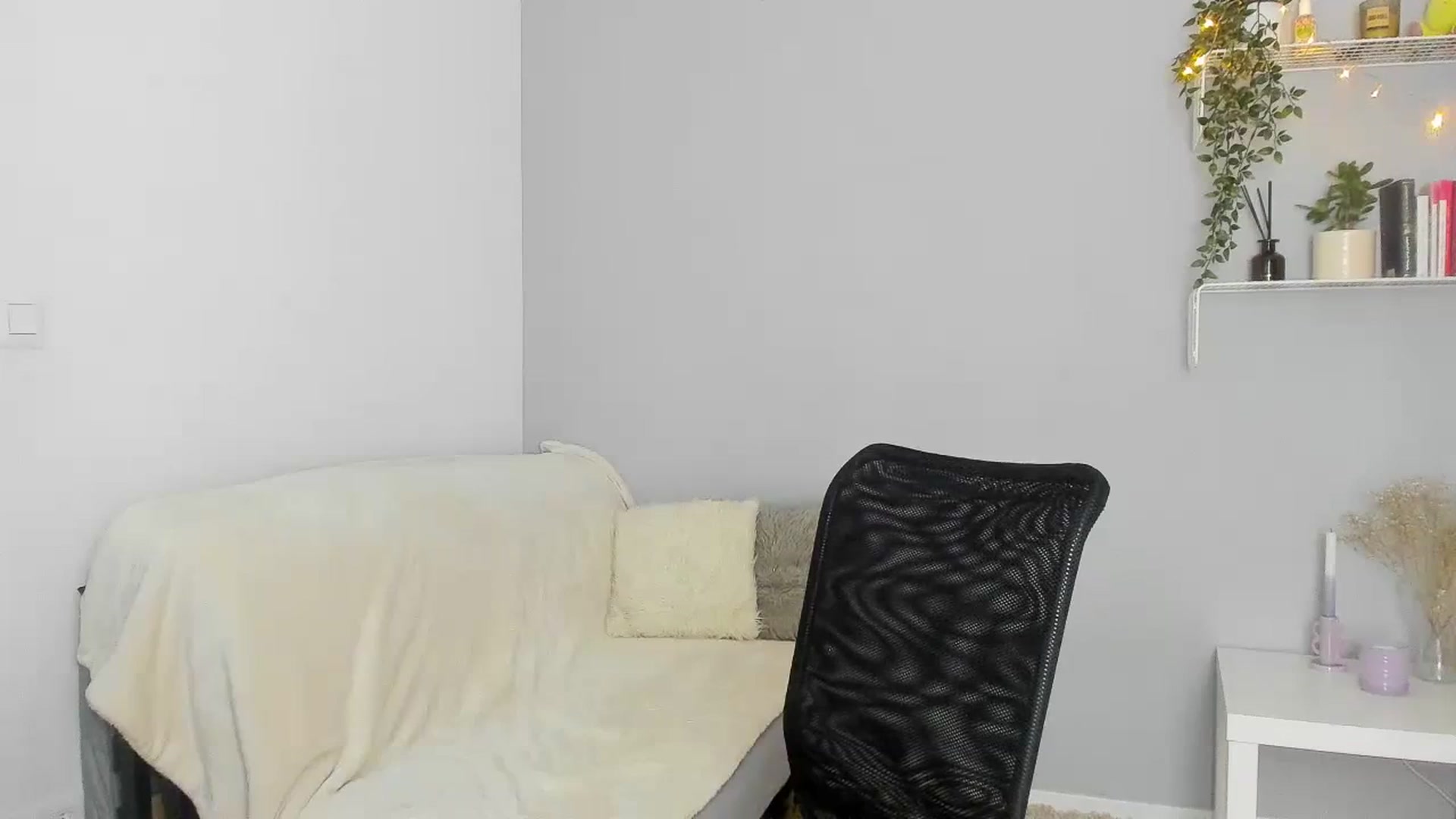 Gallery image thumbnail from Kristallmii's myfreecams stream on, 08/25/2023, 19:10 image 10 of 20