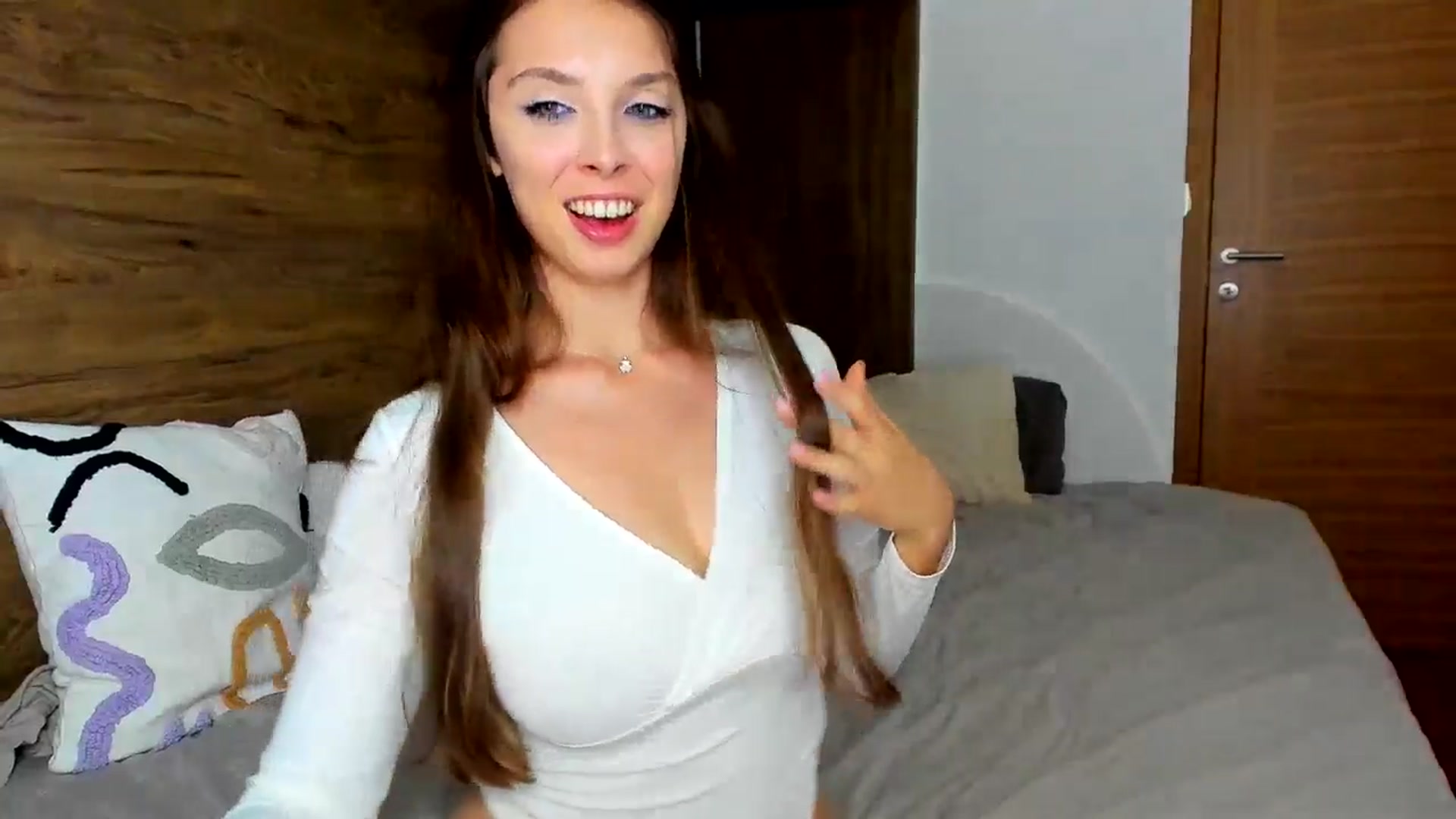 Gallery image thumbnail from Kristallmii's myfreecams stream on, 08/31/2024, 19:02 image 17 of 20