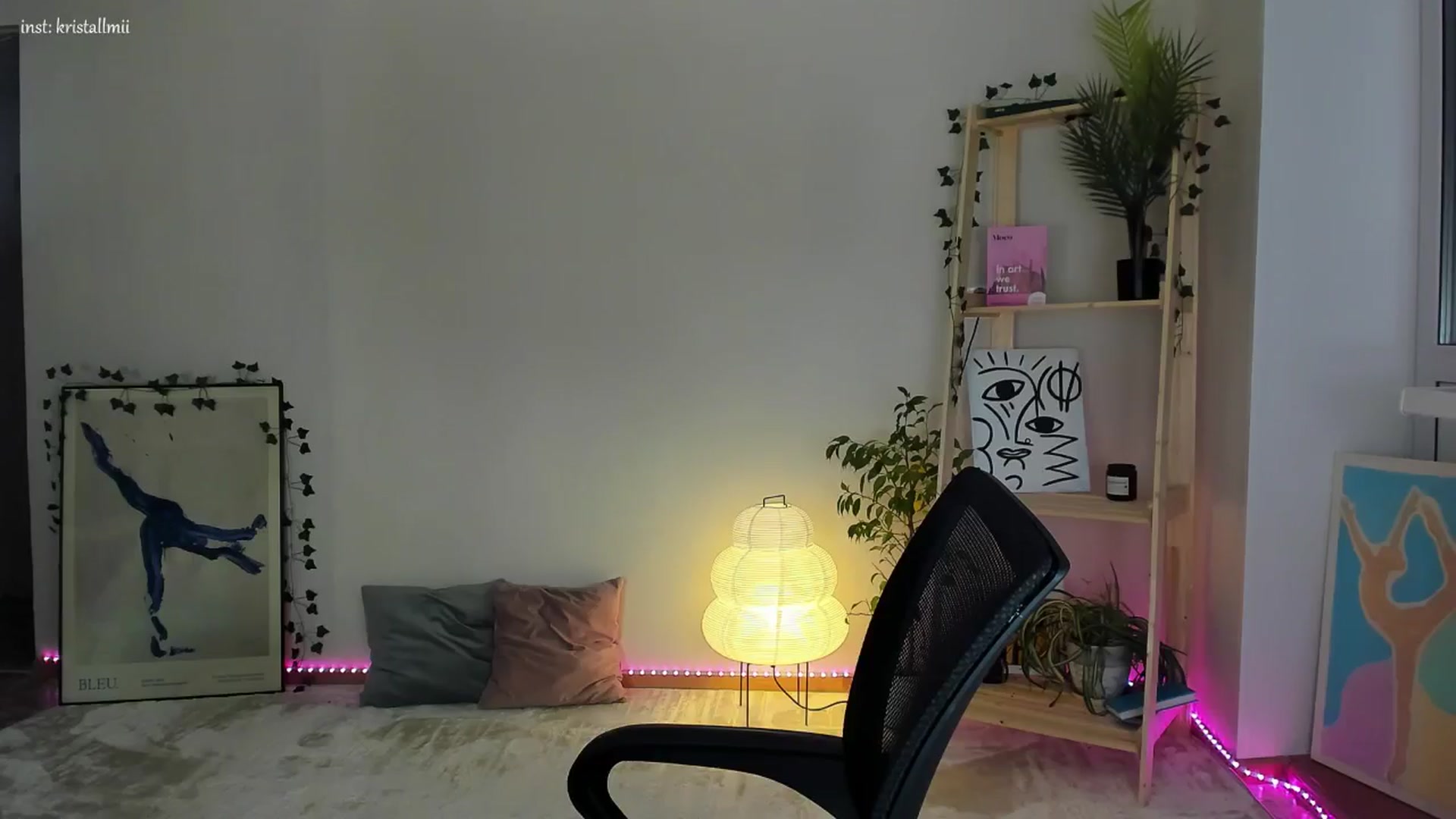 Gallery image thumbnail from Kristallmii's myfreecams stream on, 12/10/2024, 19:46 image 13 of 20