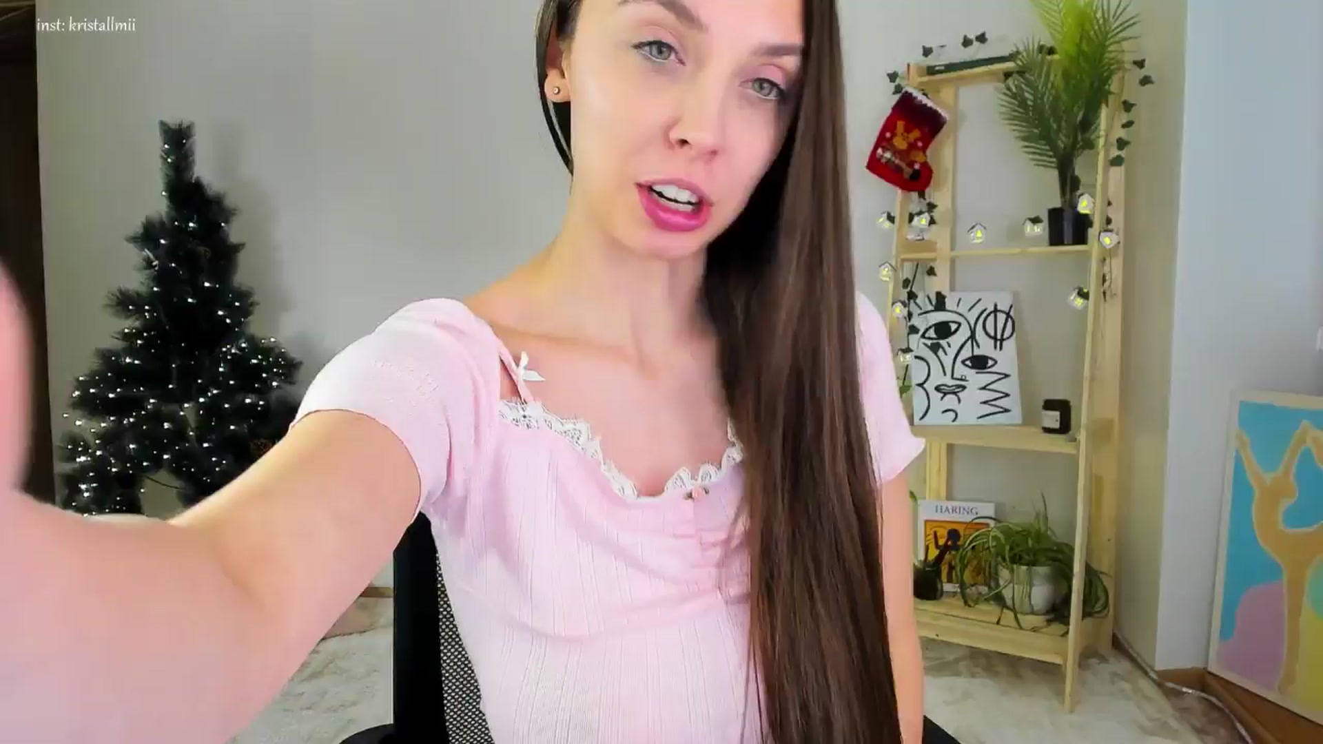 Gallery image thumbnail from Kristallmii's myfreecams stream on, 12/19/2024, 19:11 image 1 of 20