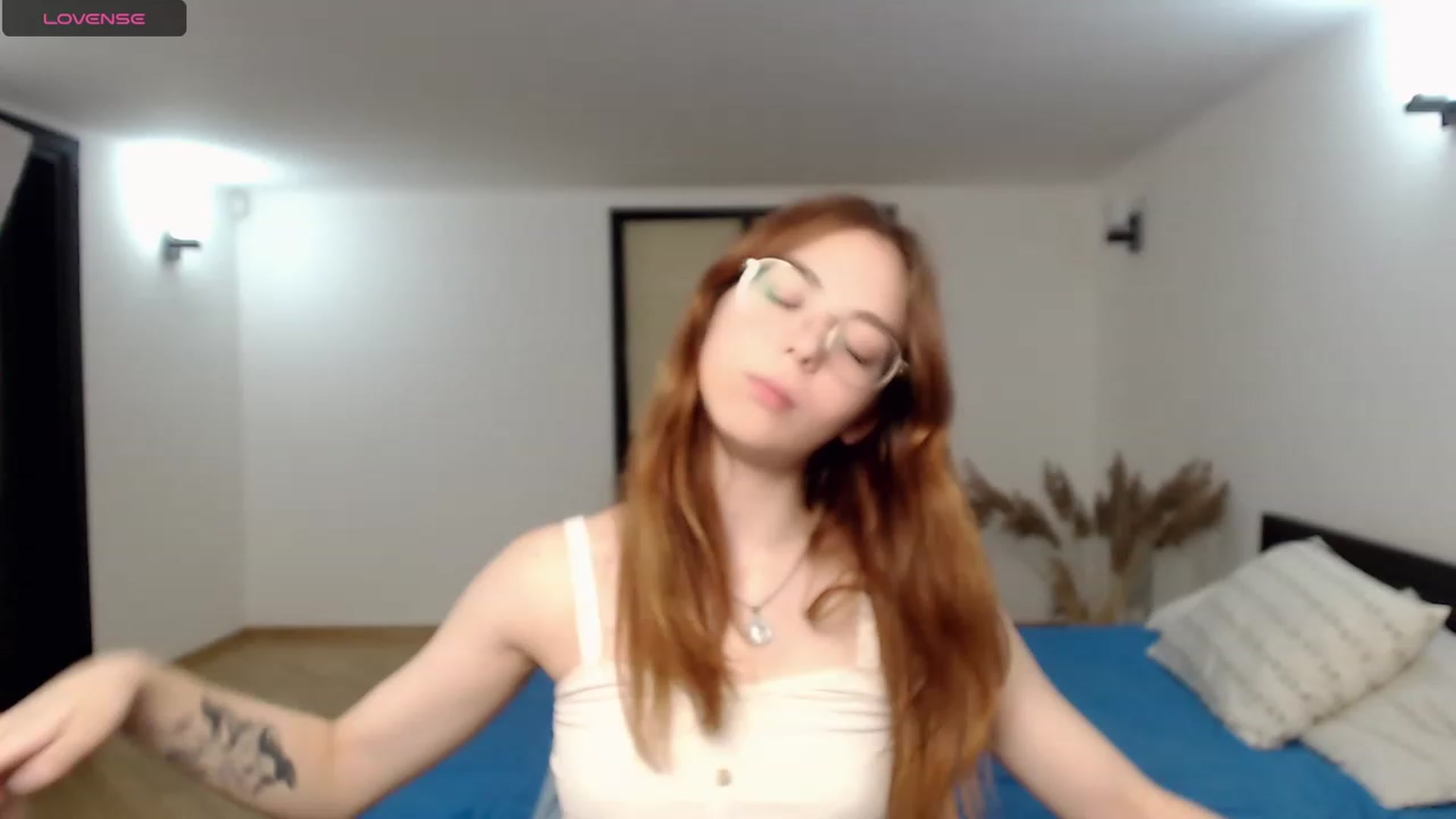 Gallery image thumbnail from KristinaRed's myfreecams stream on, 08/17/2023, 24:27 image 18 of 20