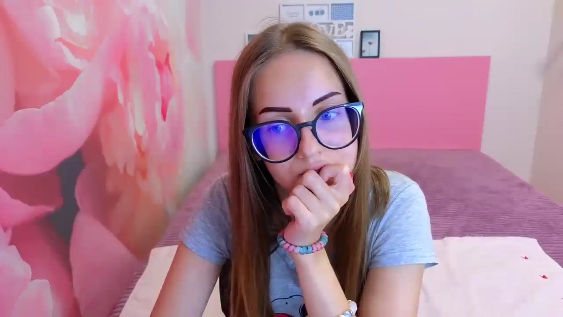 Gallery image thumbnail from Kristina_Adel's myfreecams stream on, 06/25/2025, 10:45 image 16 of 20