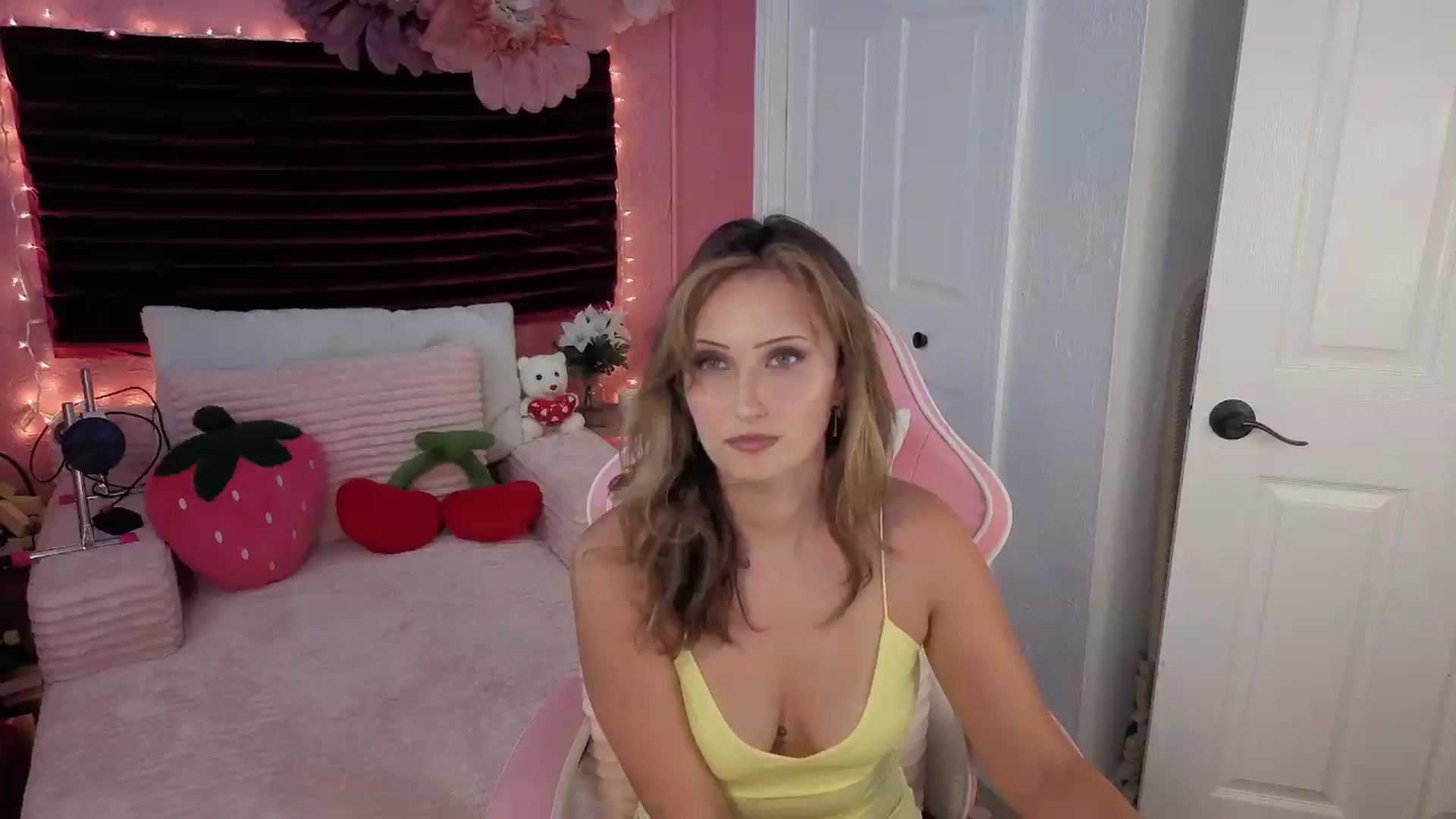 Gallery image thumbnail from KristineKayxo's myfreecams stream on, 06/23/2026, 19:19 image 1 of 20
