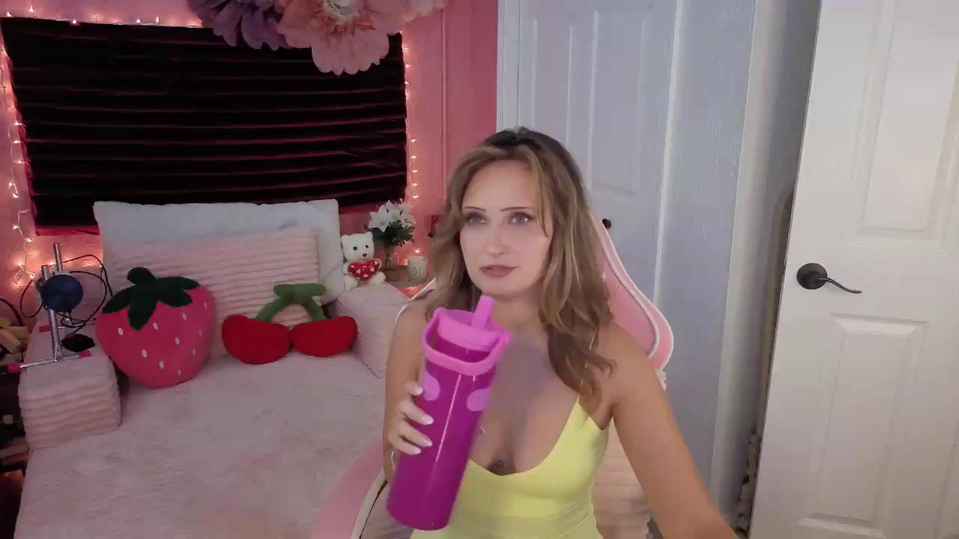 Gallery image thumbnail from KristineKayxo's myfreecams stream on, 06/23/2026, 19:19 image 20 of 20