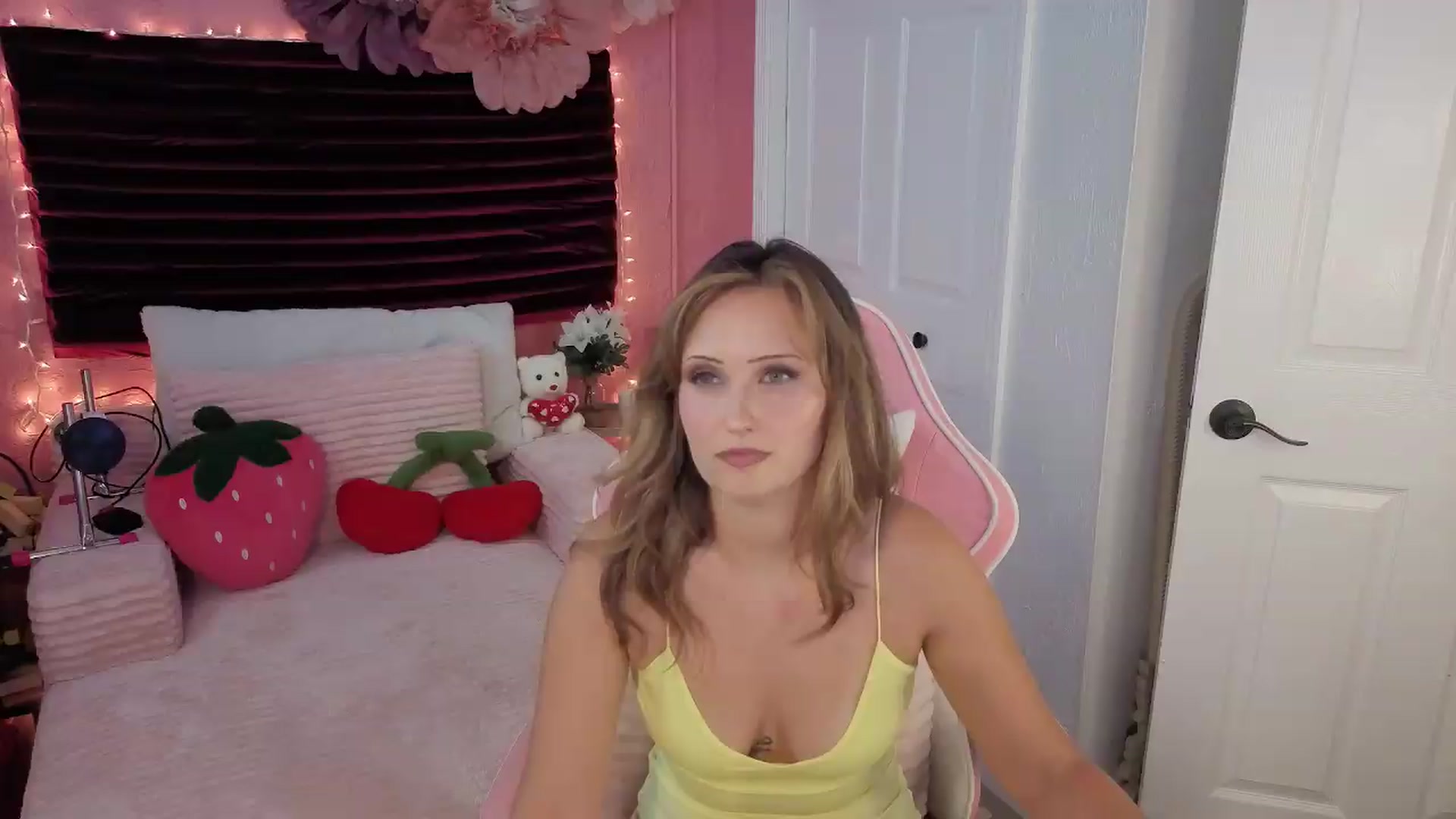 Gallery image thumbnail from KristineKayxo's myfreecams stream on, 06/23/2026, 19:19 image 2 of 20