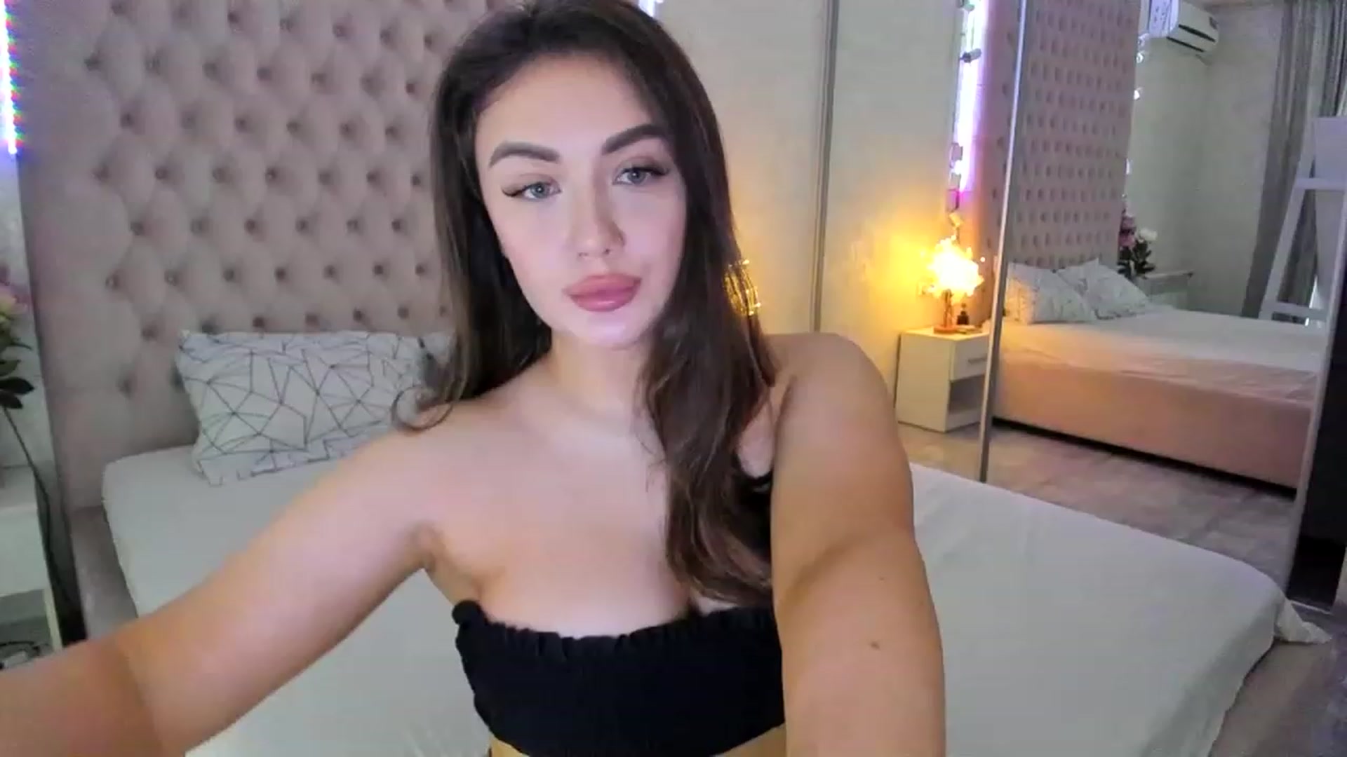Gallery image thumbnail from KristyFox_'s myfreecams stream on, 01/18/2023, 14:20 image 2 of 20