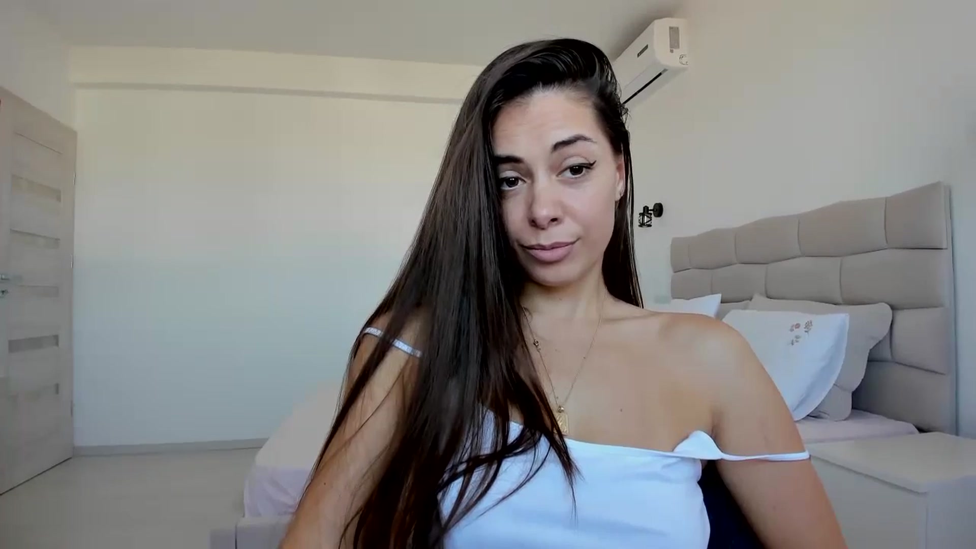 Gallery image thumbnail from Krys_'s myfreecams stream on, 03/09/2026, 09:42 image 17 of 20