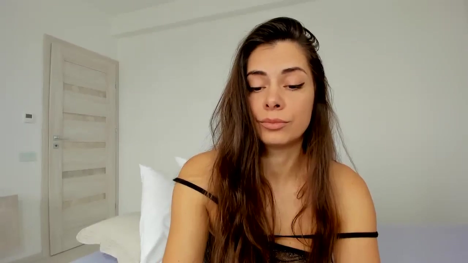 Gallery image thumbnail from Krys_'s myfreecams stream on, 04/01/2026, 08:06 image 2 of 20