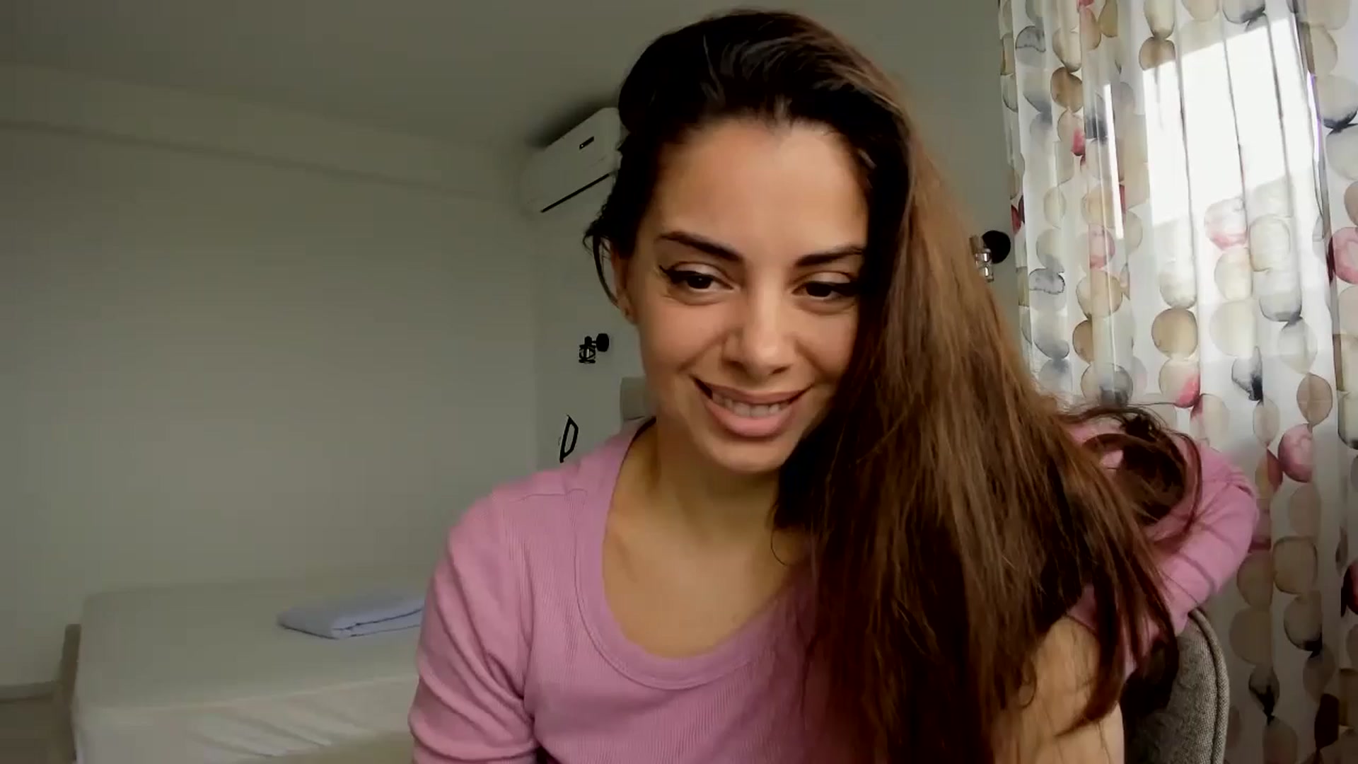 Gallery image thumbnail from Krys_'s myfreecams stream on, 04/02/2026, 08:47 image 1 of 20