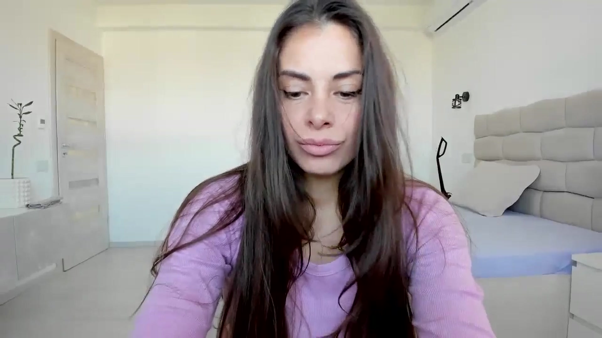 Gallery image thumbnail from Krys_'s myfreecams stream on, 04/20/2026, 06:54 image 2 of 20