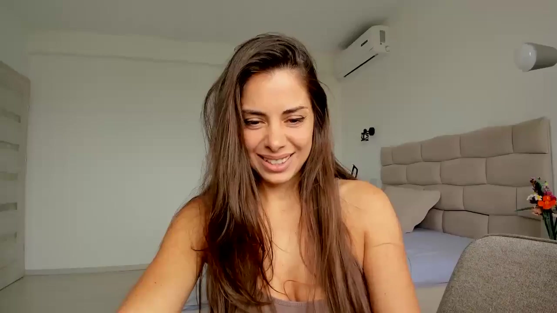 Gallery image thumbnail from Krys_'s myfreecams stream on, 04/22/2026, 06:58 image 14 of 20