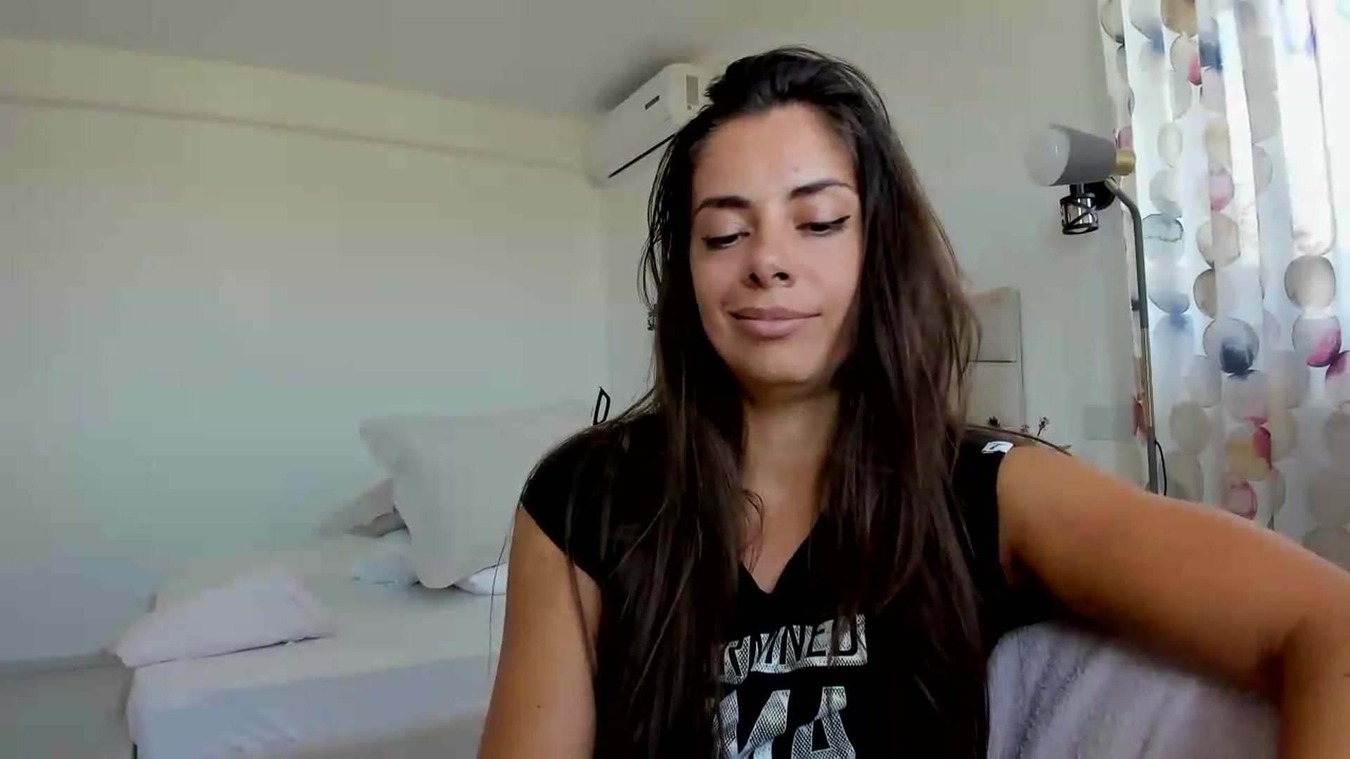 Gallery image thumbnail from Krys_'s myfreecams stream on, 05/29/2026, 08:33 image 18 of 20