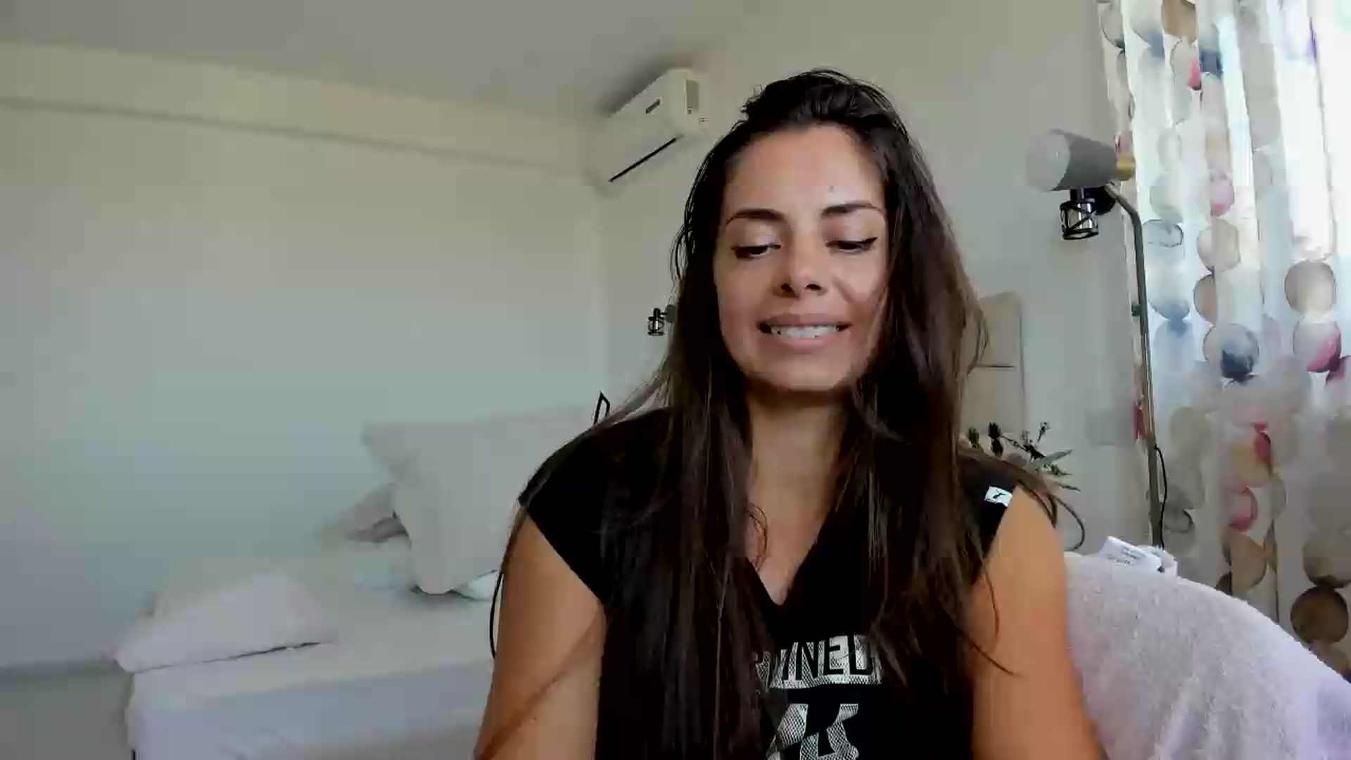 Gallery image thumbnail from Krys_'s myfreecams stream on, 05/29/2026, 08:33 image 16 of 20