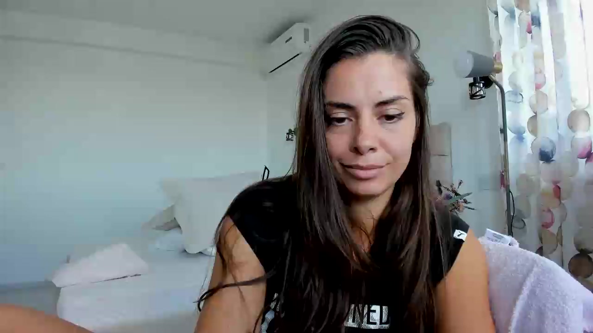 Gallery image thumbnail from Krys_'s myfreecams stream on, 05/29/2026, 08:33 image 12 of 20