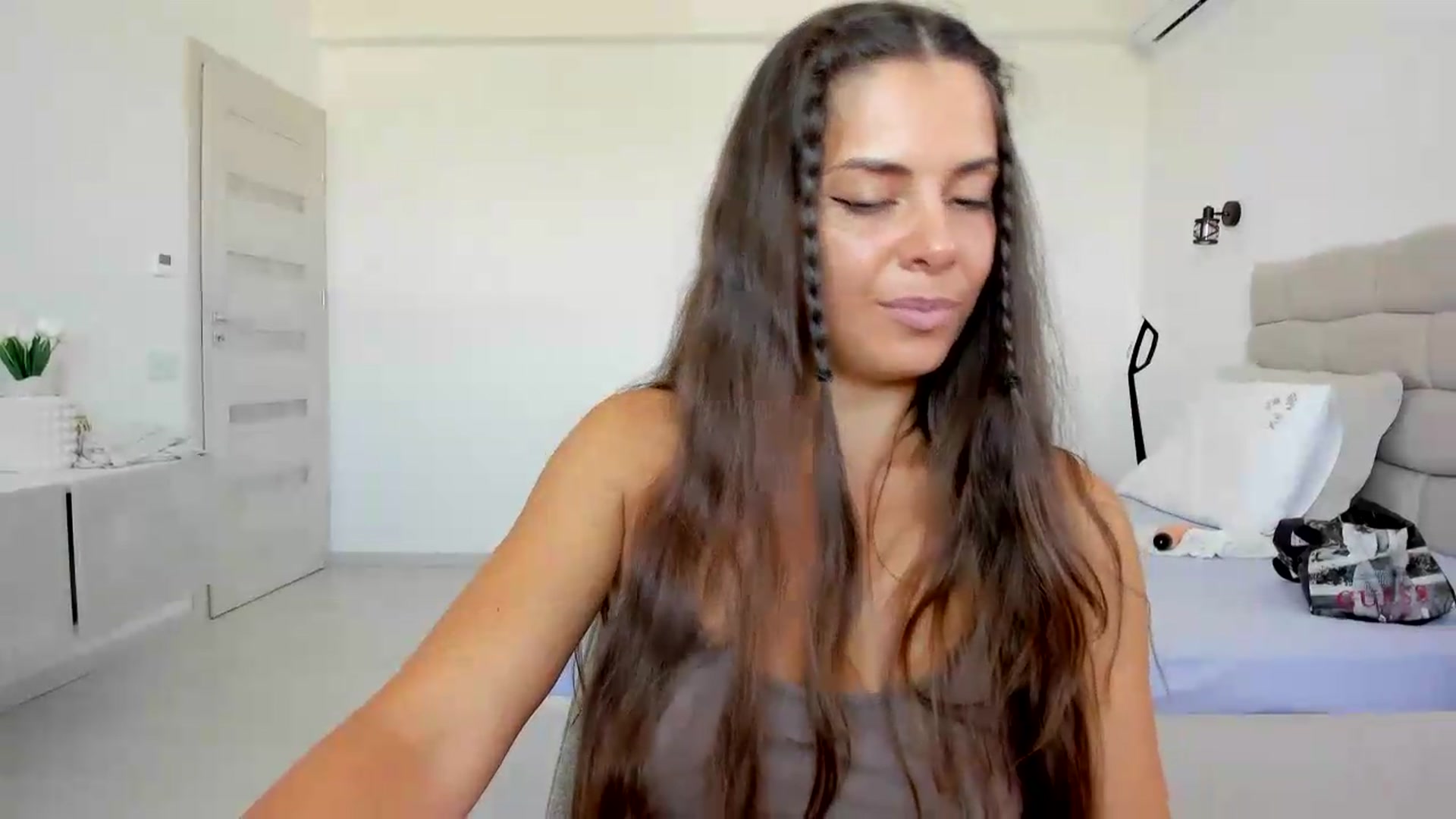 Gallery image thumbnail from Krys_'s myfreecams stream on, 07/17/2026, 08:14 image 3 of 20