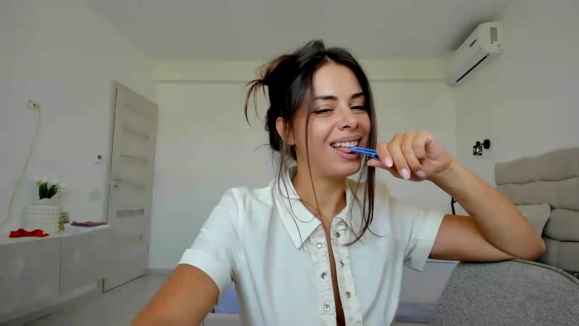 Gallery image thumbnail from Krys_'s myfreecams stream on, 07/24/2026, 08:32 image 12 of 20