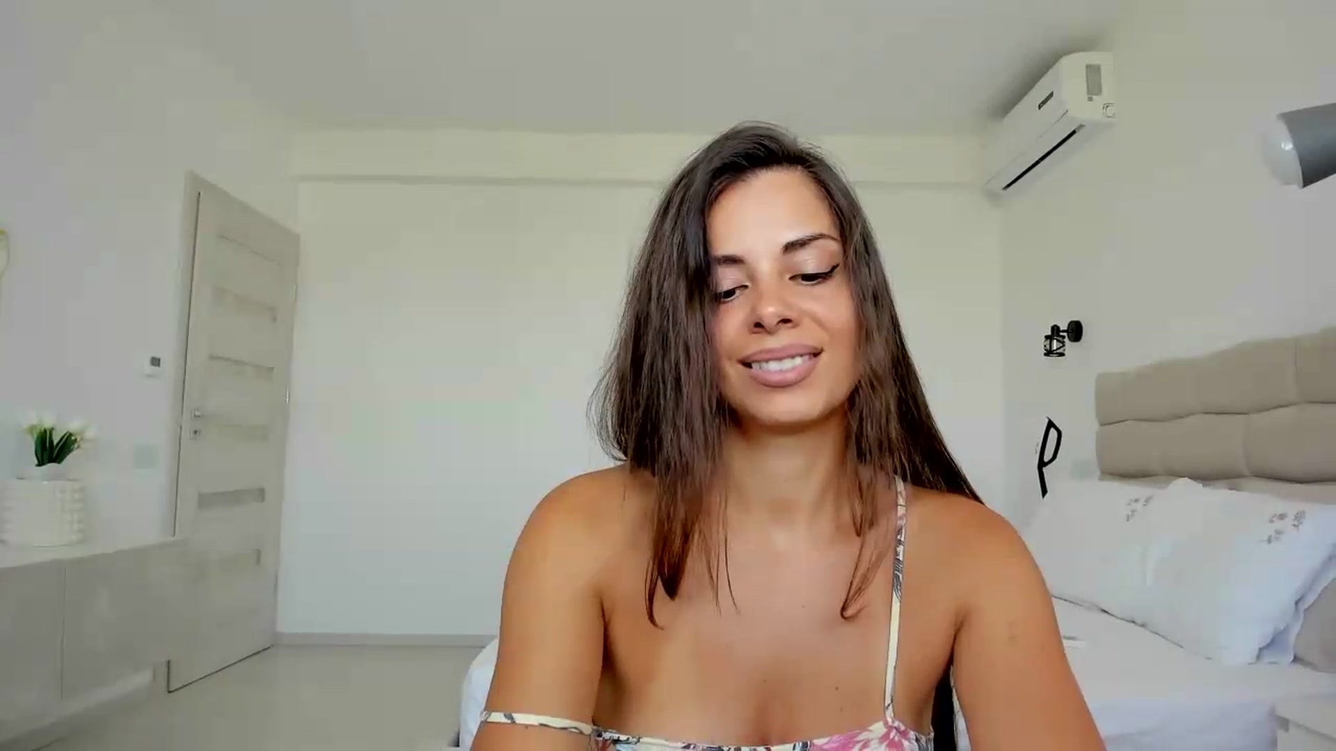 Gallery image thumbnail from Krys_'s myfreecams stream on, 08/08/2026, 09:50 image 18 of 20