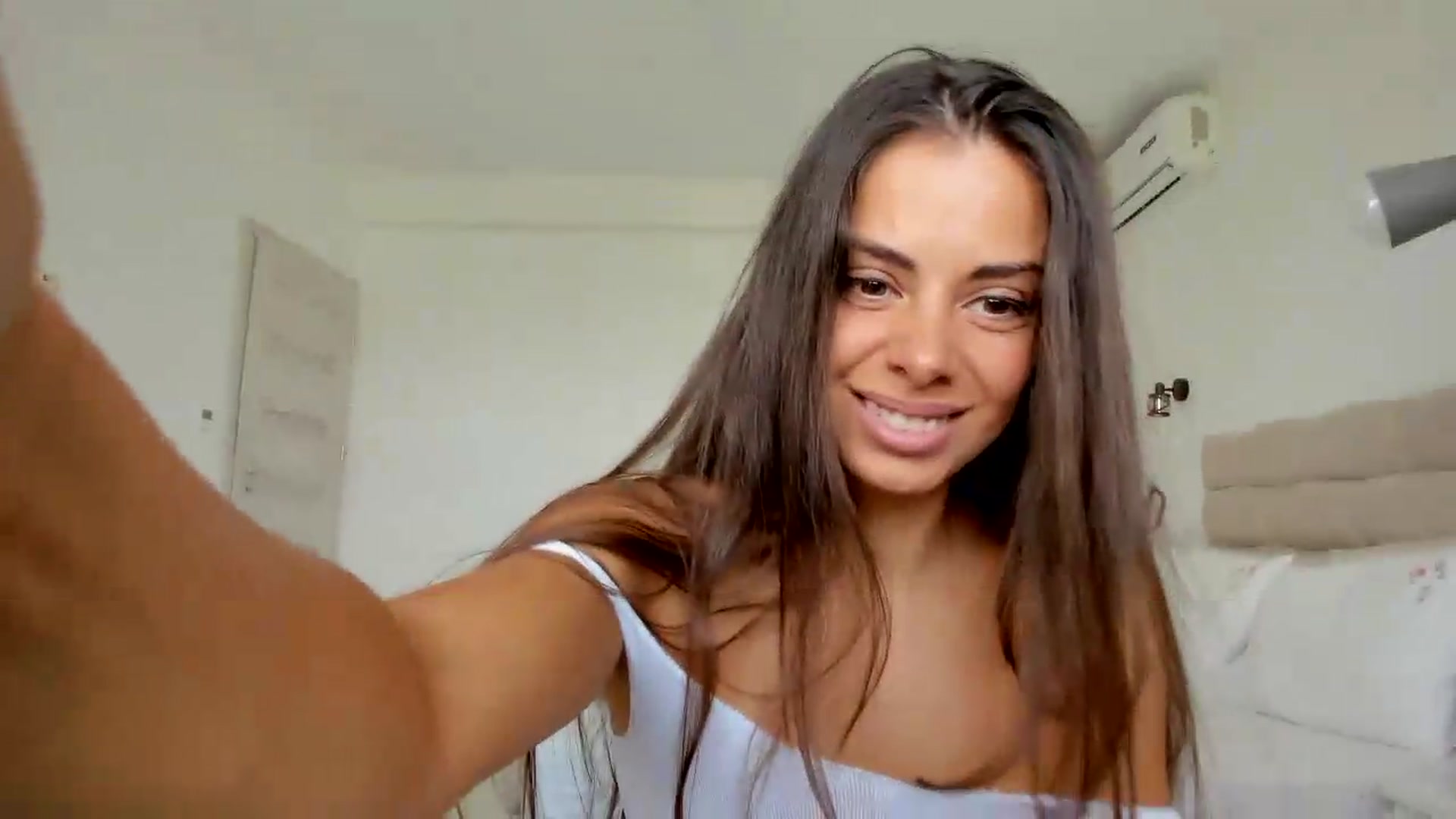 Gallery image thumbnail from Krys_'s myfreecams stream on, 08/09/2026, 08:39 image 10 of 20